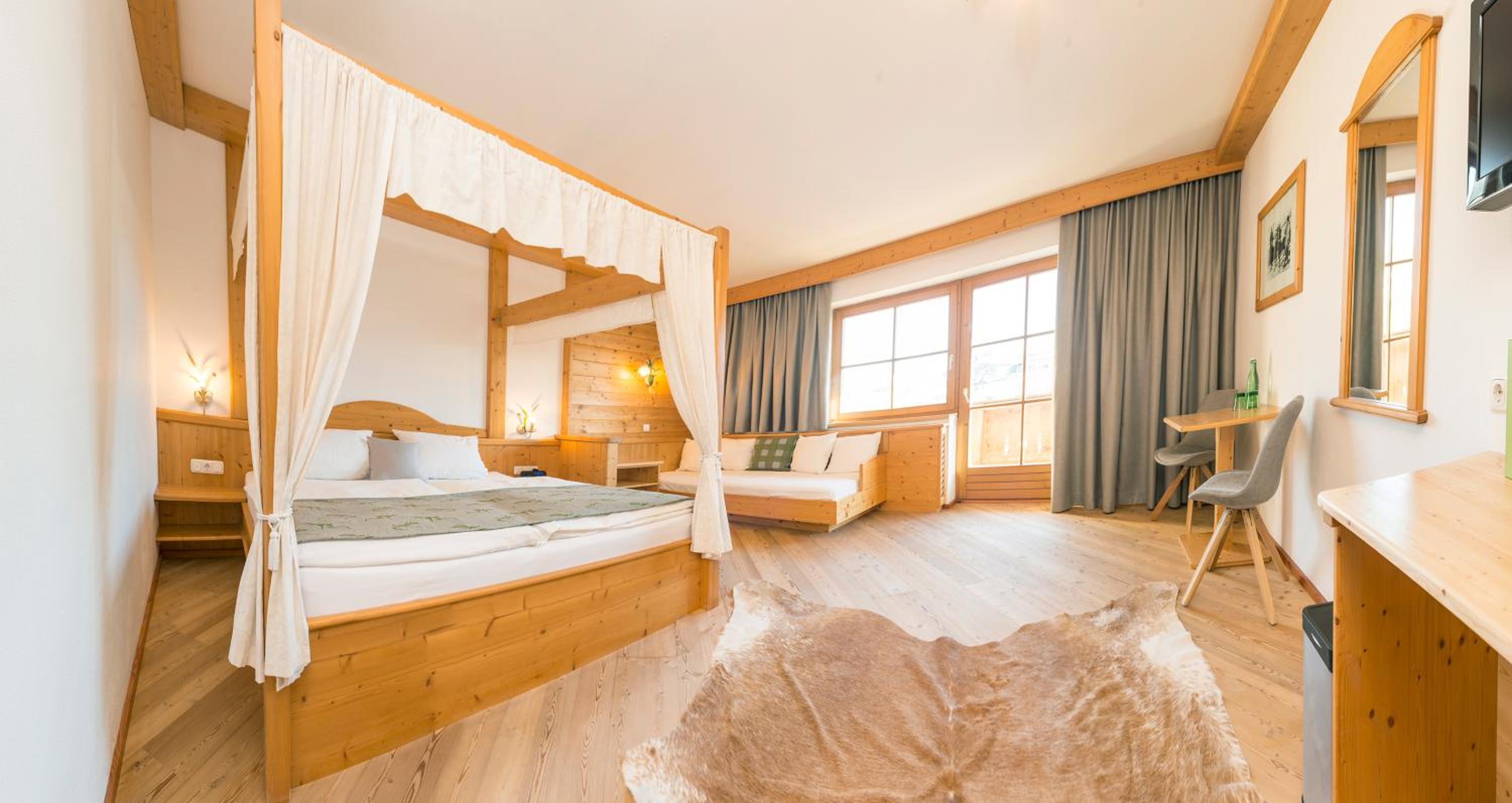Double Room with Four Poster Bed - Photo 4