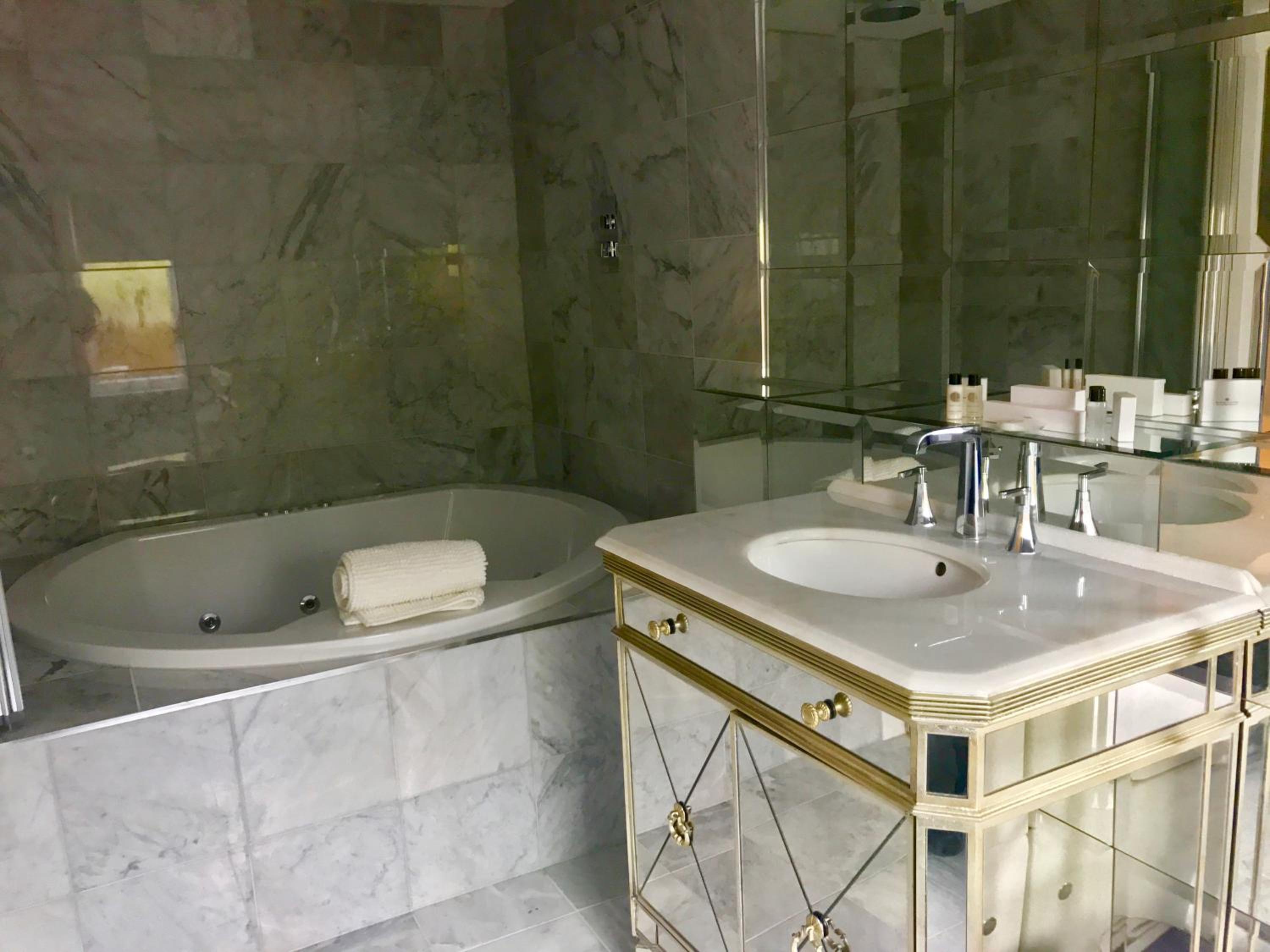 Queen Suite with Spa Bath - Photo 4