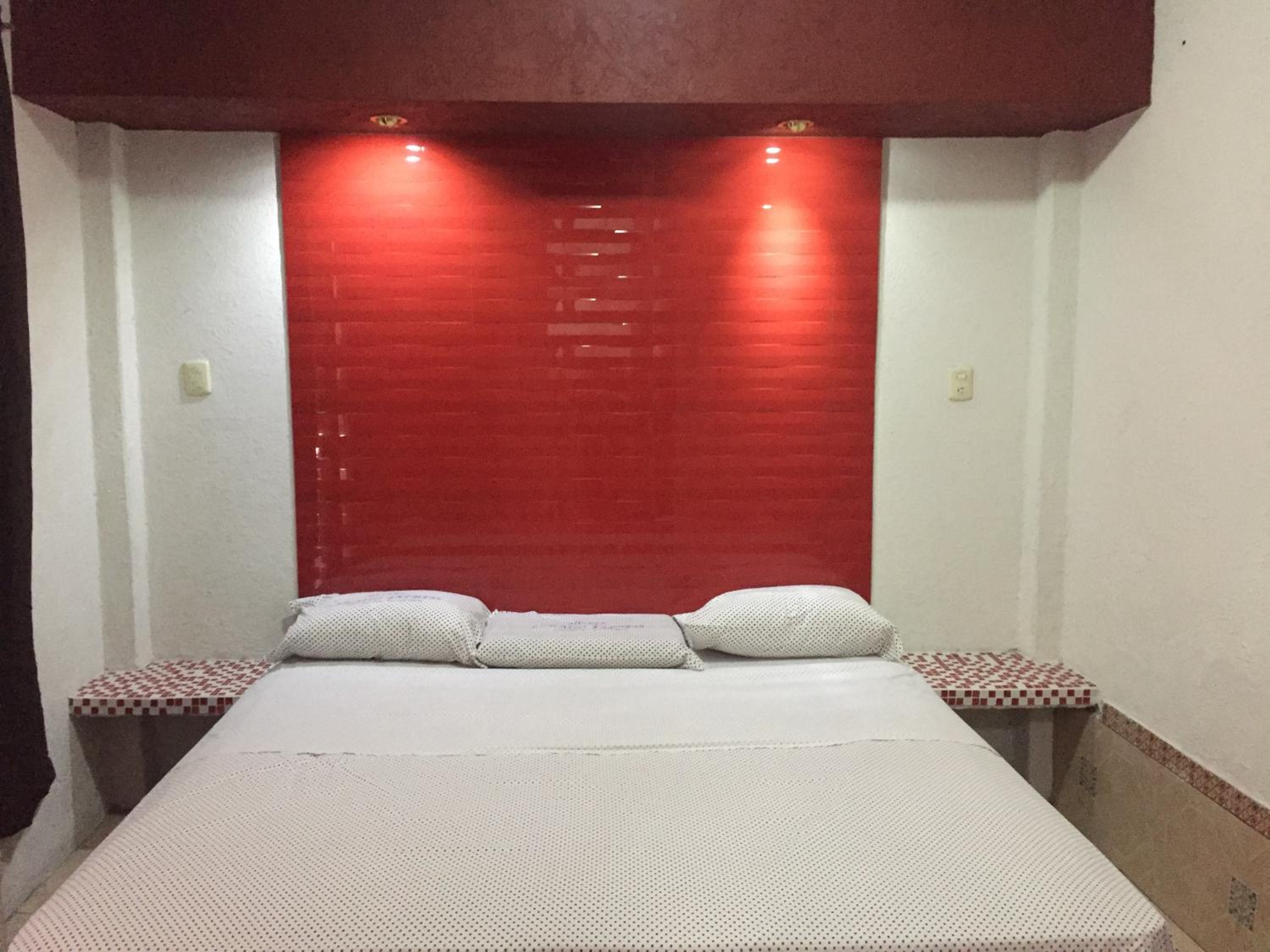 Deluxe King Room - Photo 11