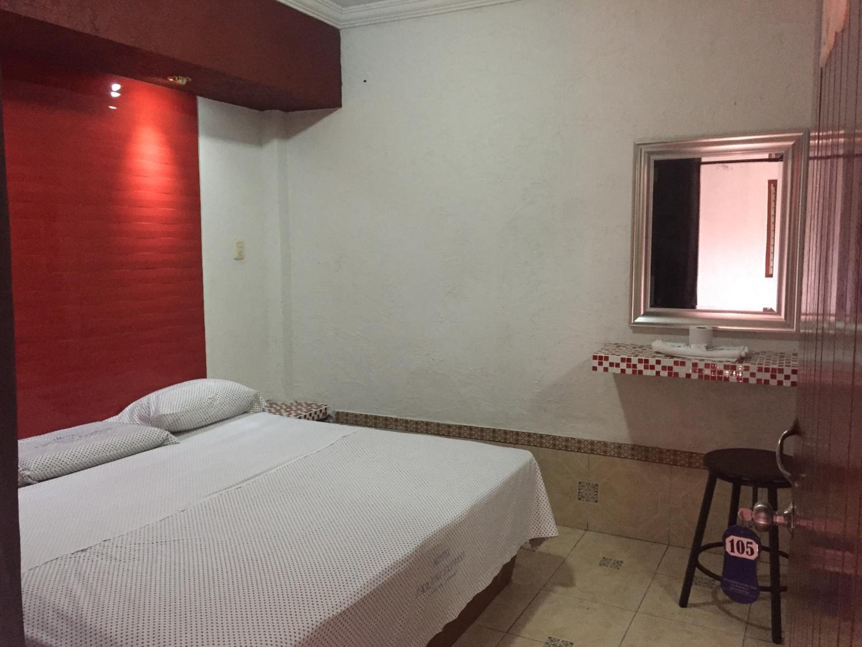 Deluxe King Room - Photo 13