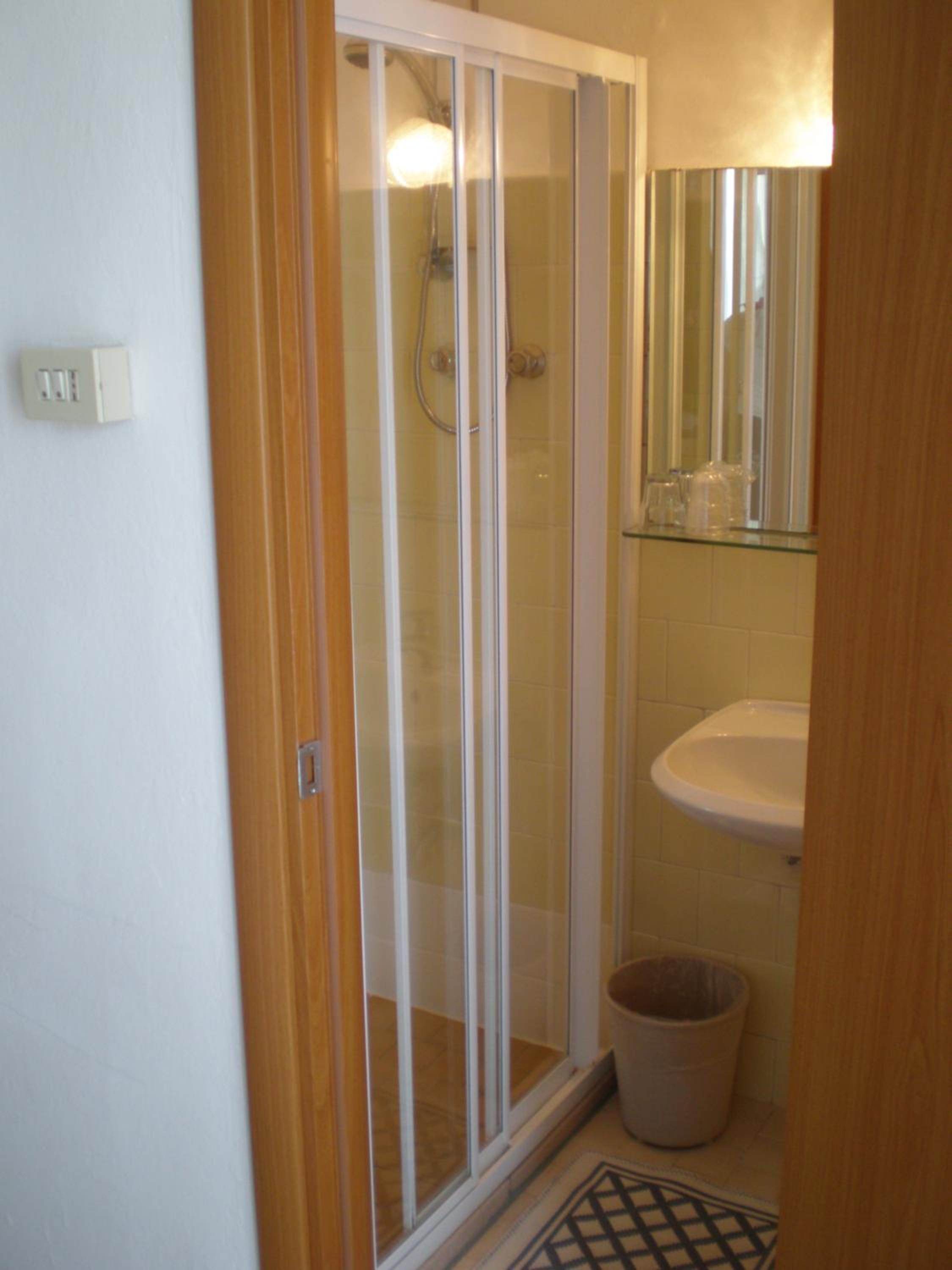 Economy Double Room - Photo 9