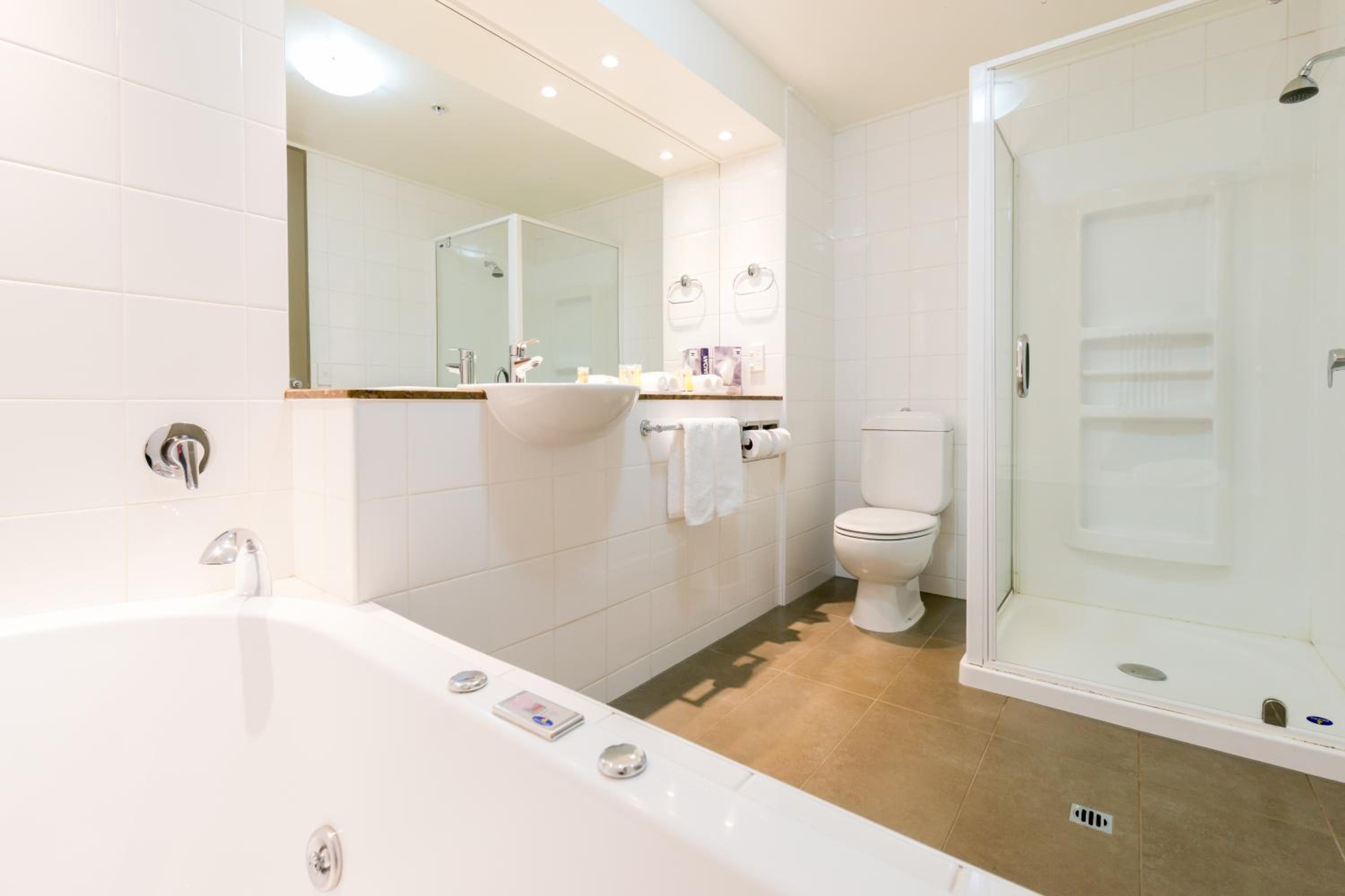 Junior Suite with Lake View and Balcony - Photo 9