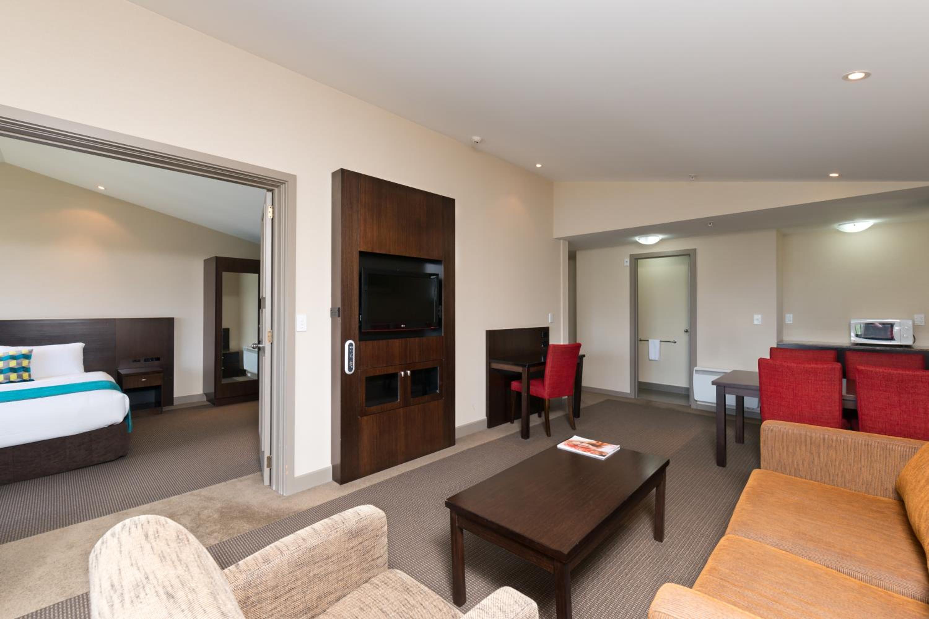 Junior Suite with Lake View and Balcony - Photo 3