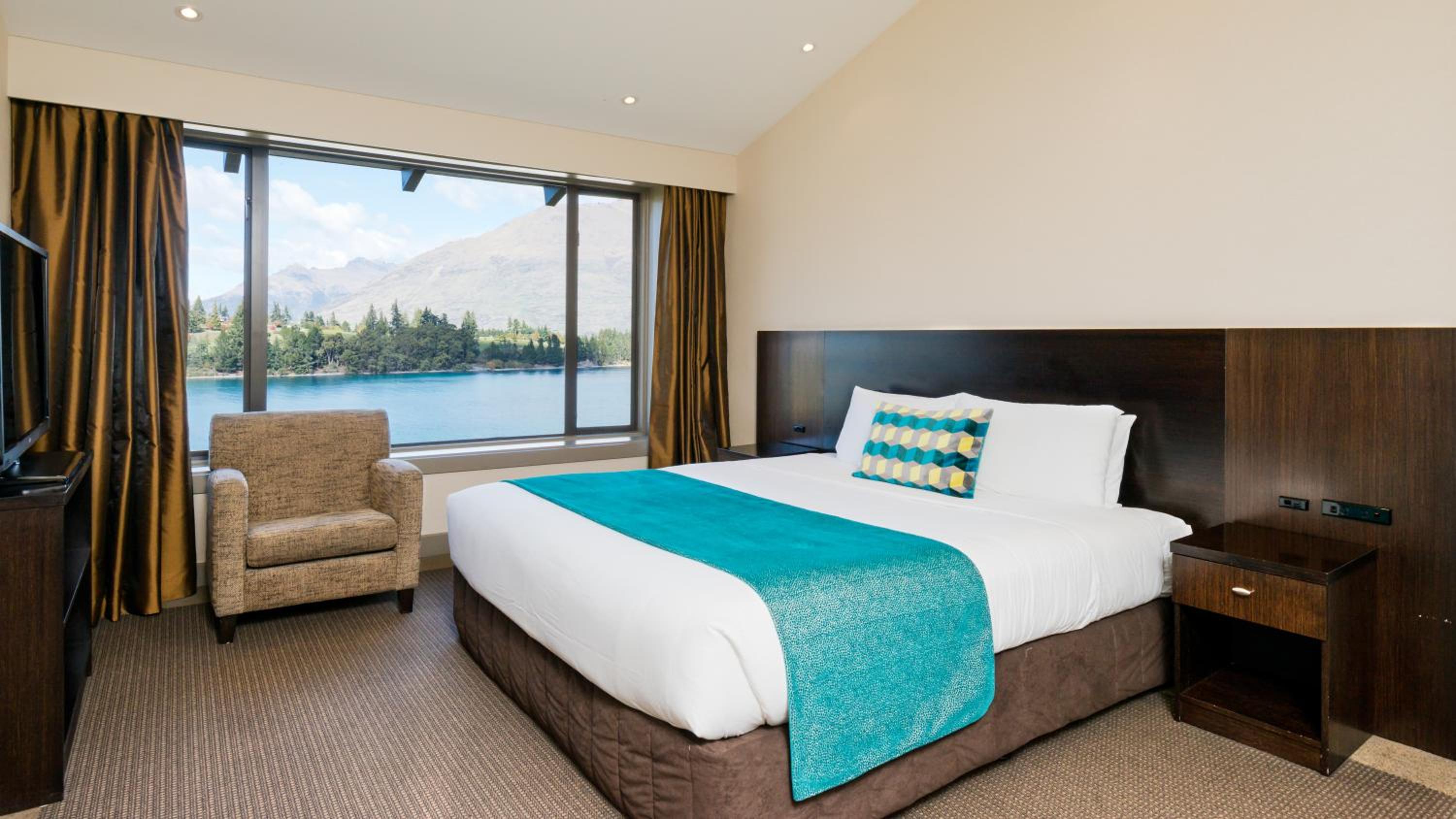 Junior Suite with Lake View and Balcony - Photo 2
