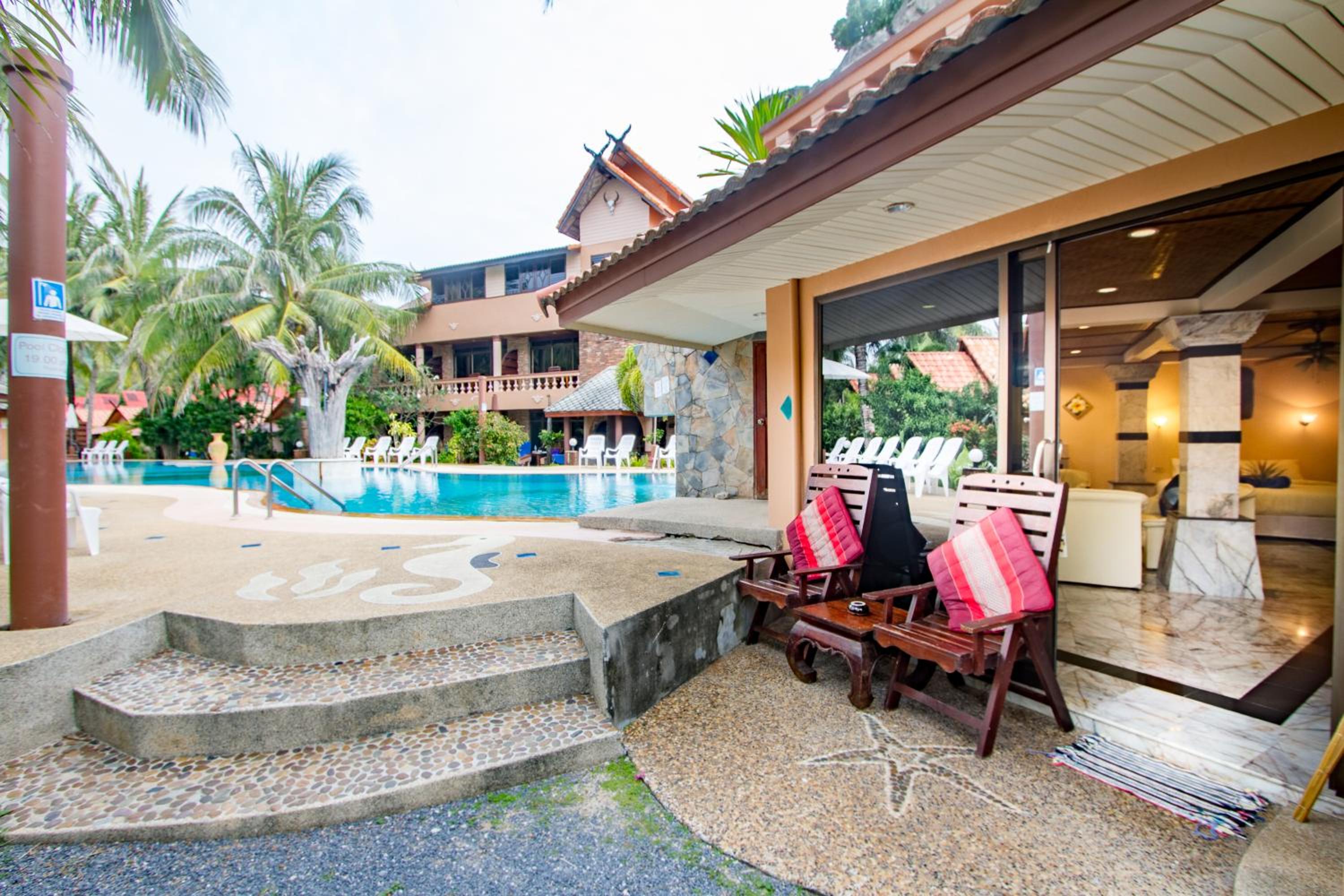 Family Suite with Pool View photo 3