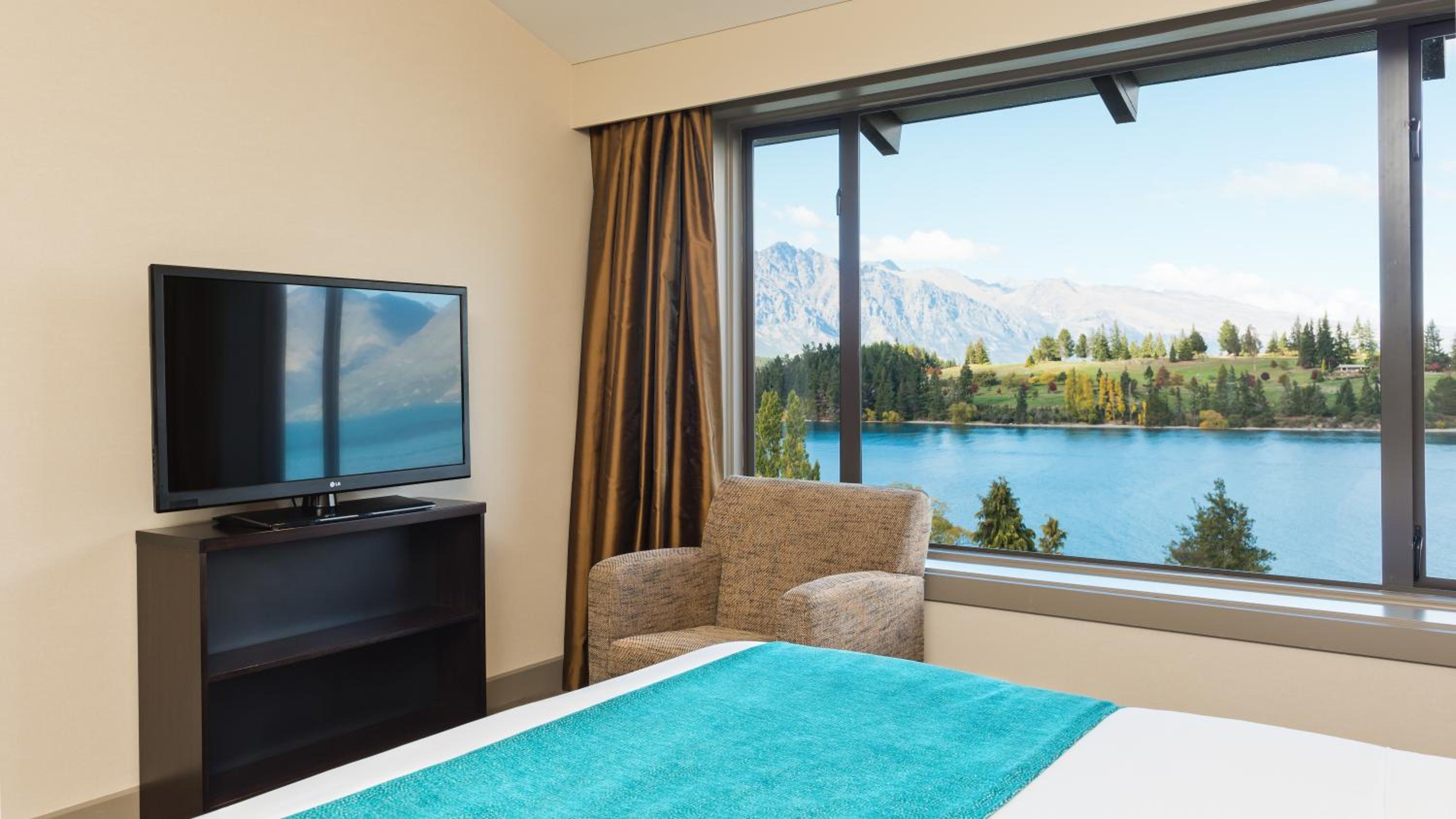 Junior Suite with Lake View and Balcony - Photo 6