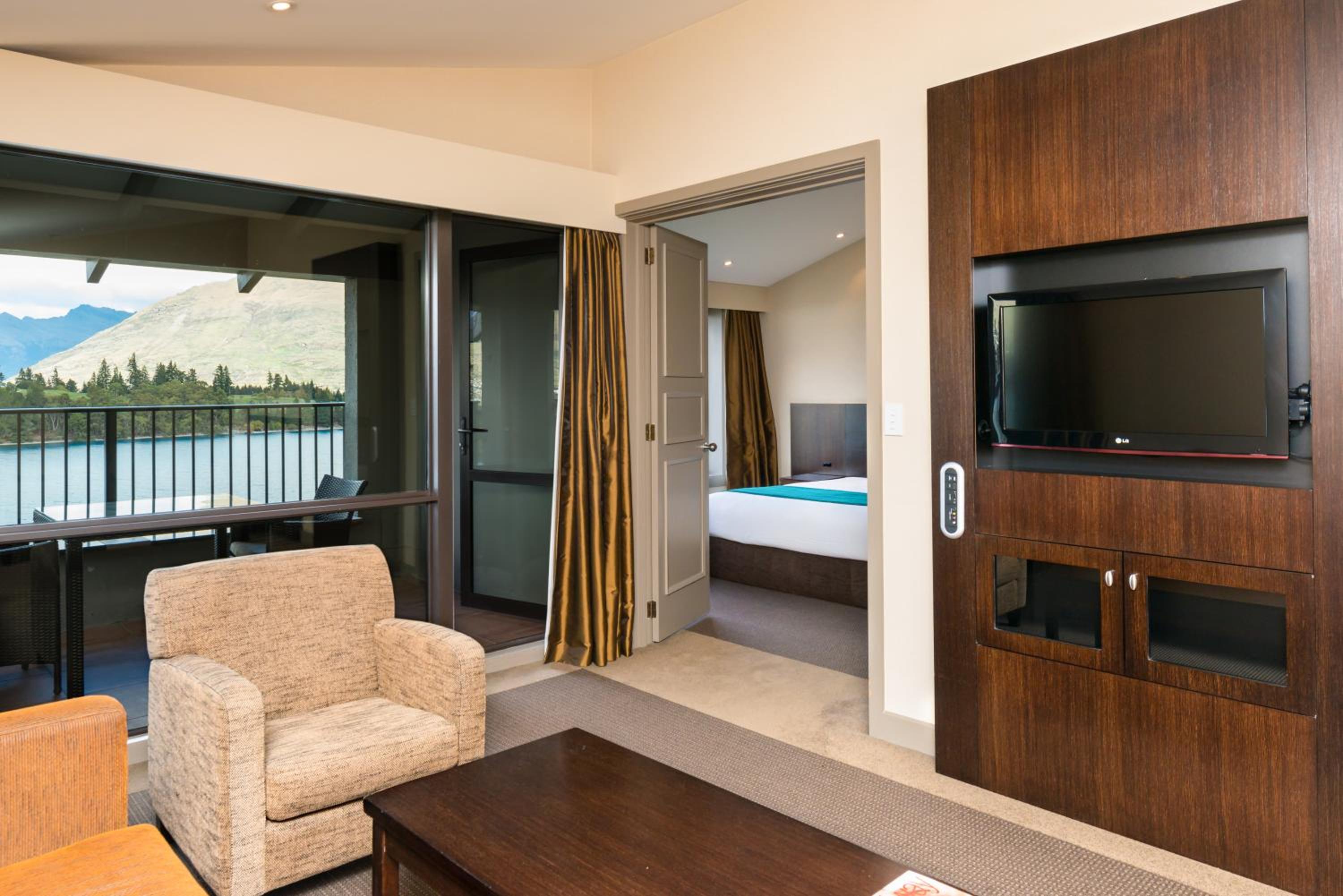 Junior Suite with Lake View and Balcony - Photo 4