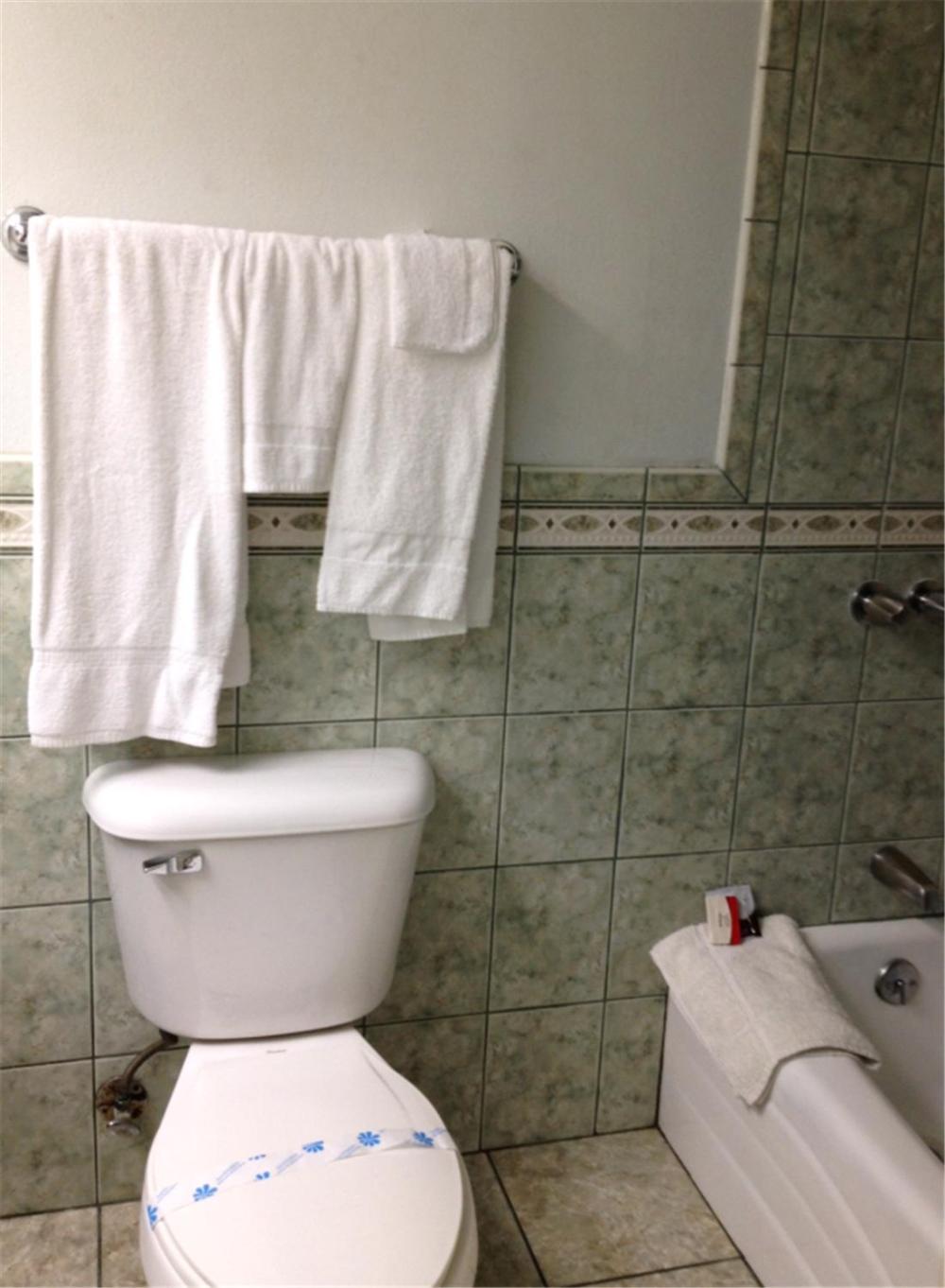Standard King Room - Photo 12