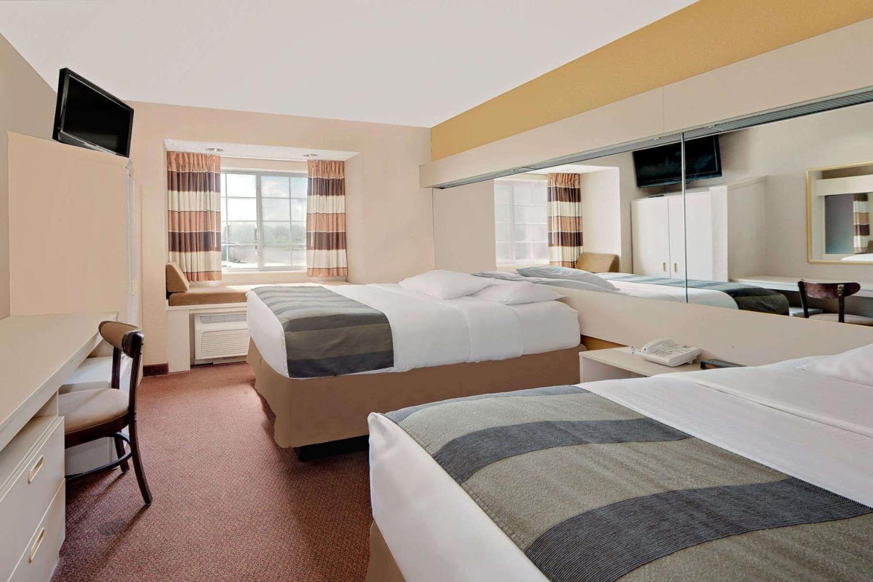 Queen Room with Two Queen Beds - Non-Smoking - Photo 1