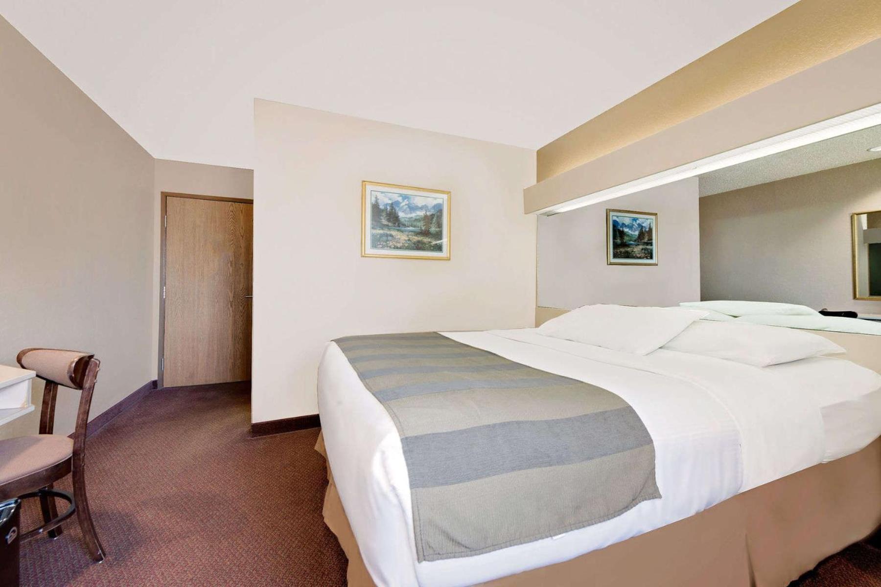 Queen Room - Non-Smoking - Photo 1