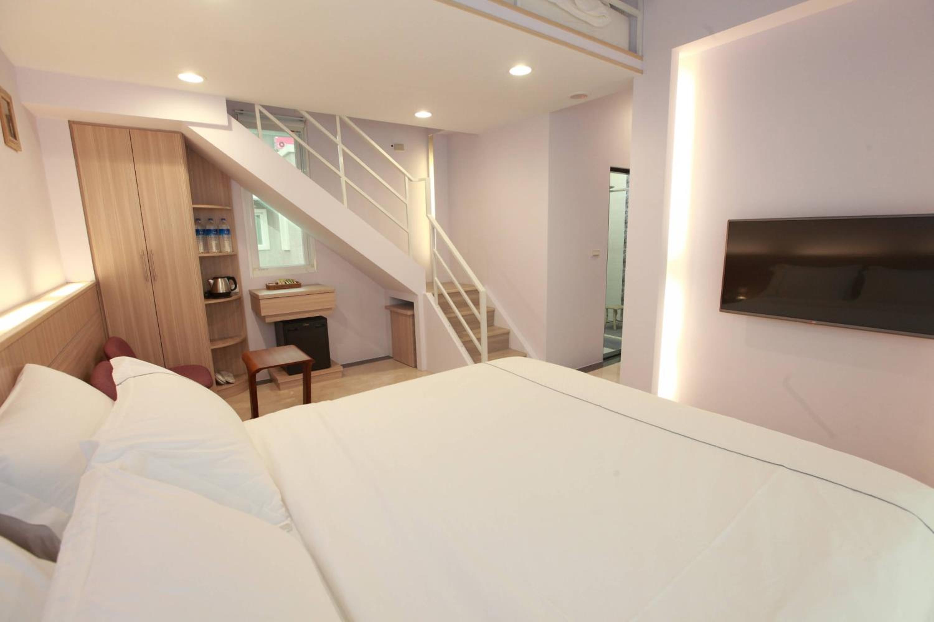 Quadruple Room with Private Bathroom photo 3