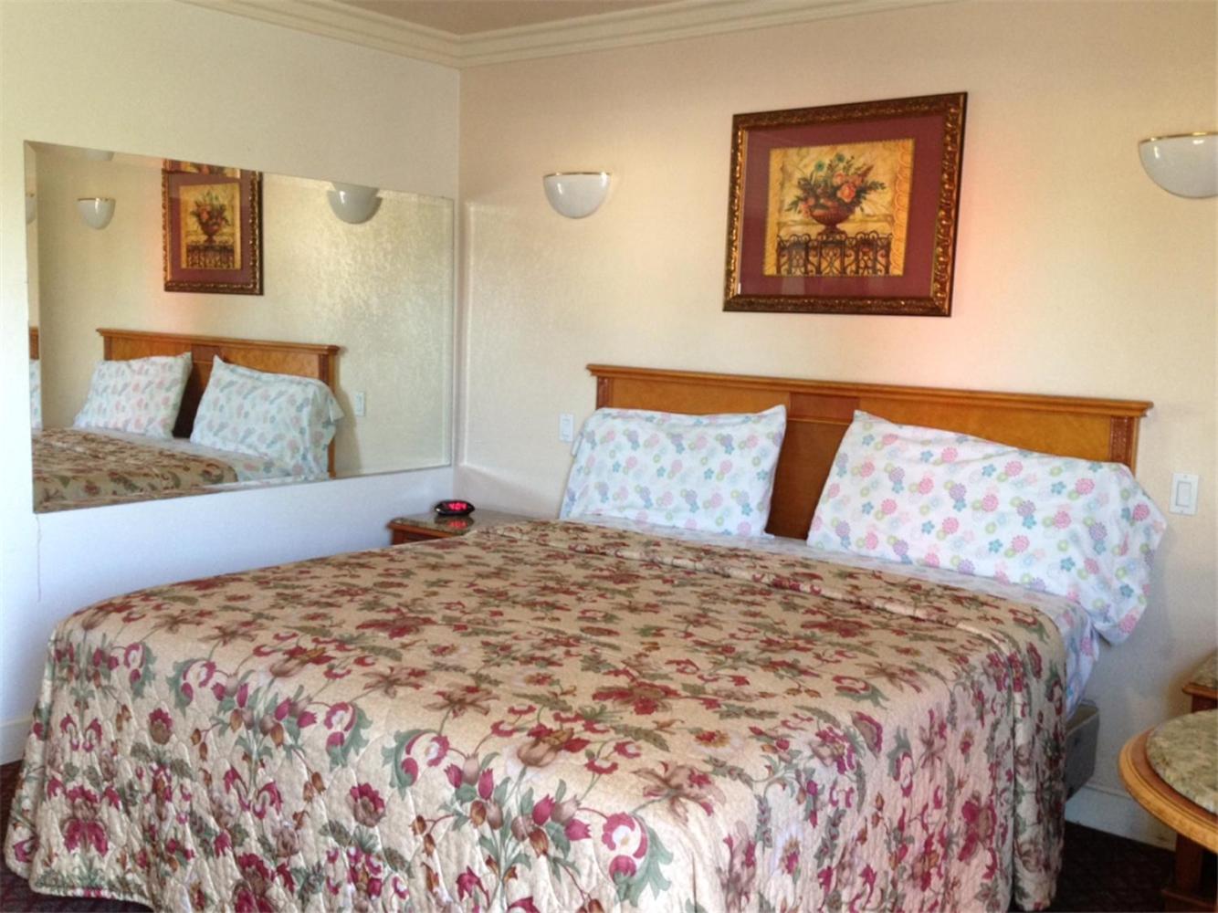 Standard King Room - Photo 14