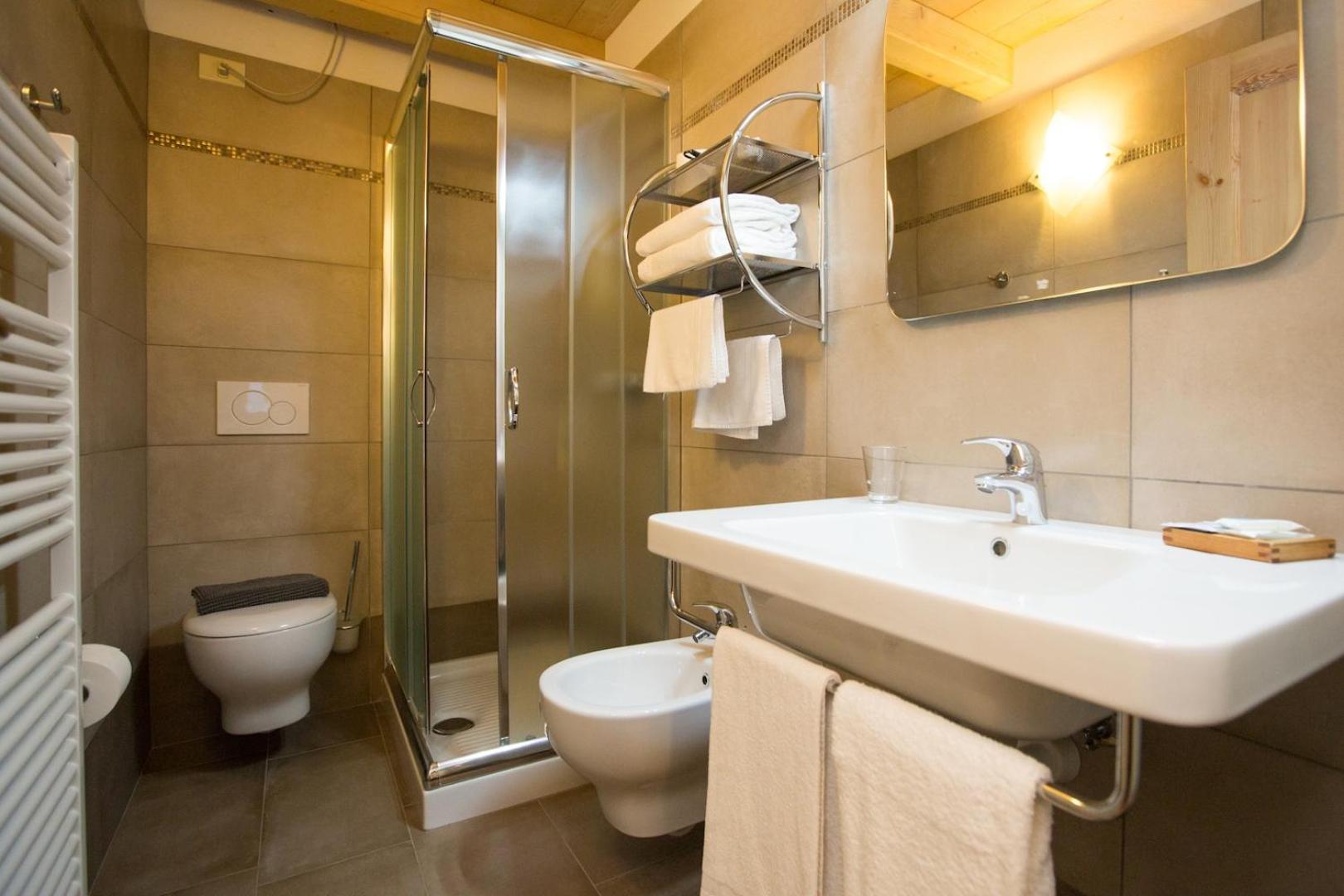 Classic Double or Twin Room - Photo 17
