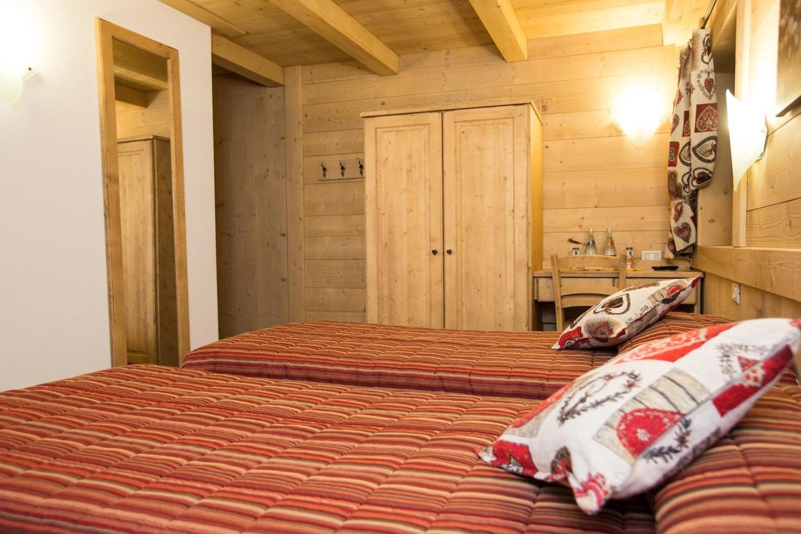 Classic Double or Twin Room - Photo 15