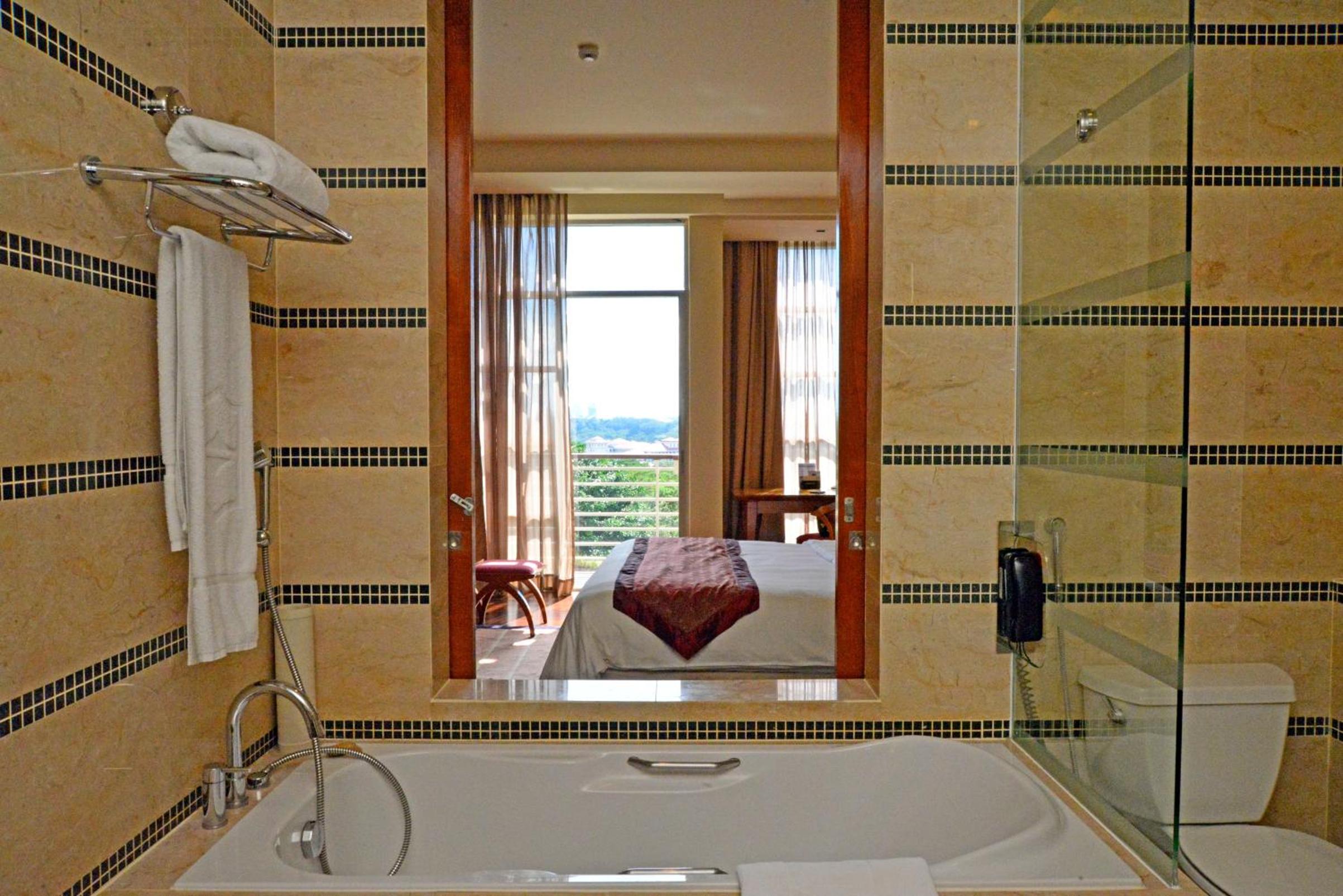 Deluxe Garden View King Room photo 3