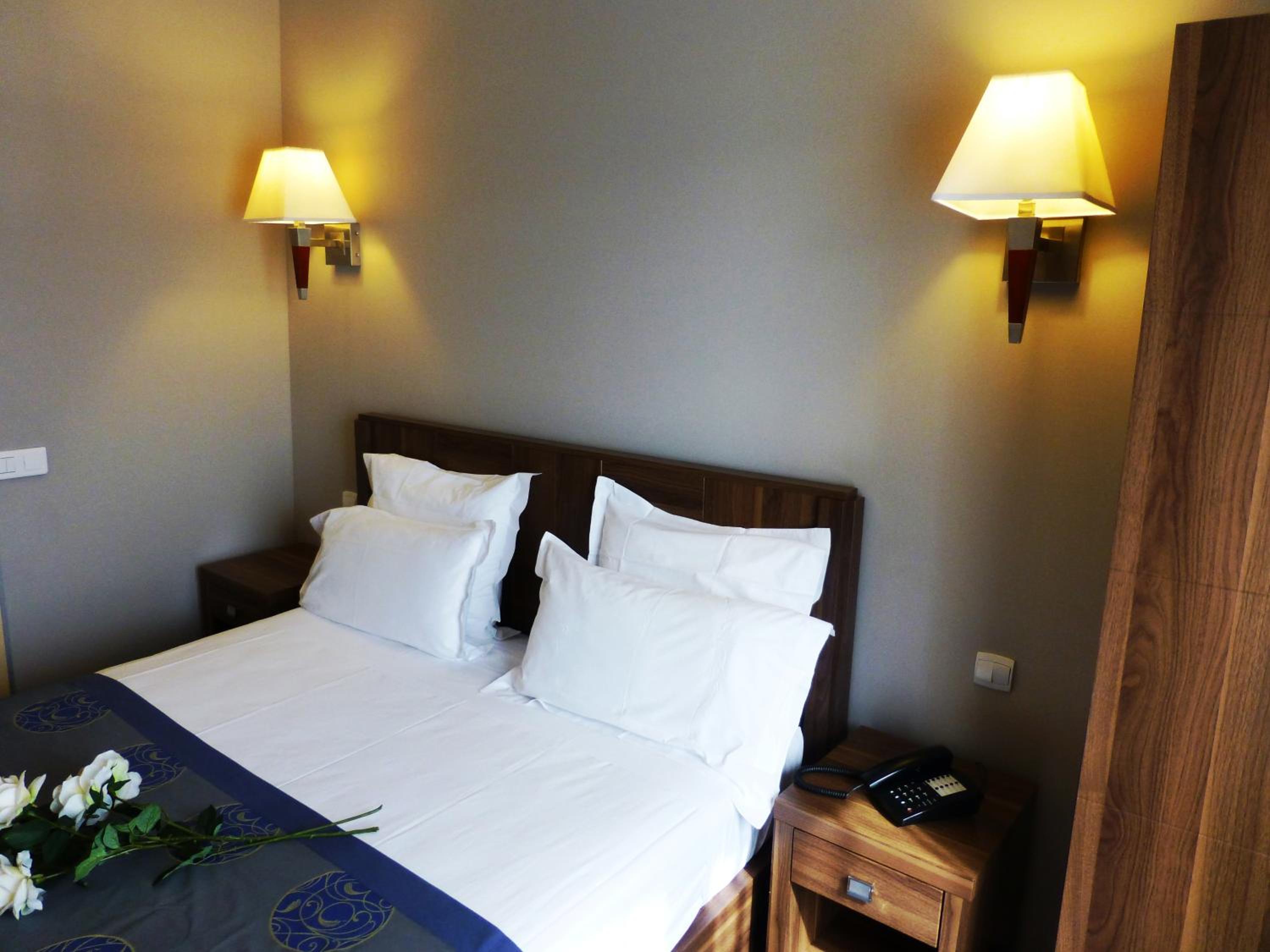 Double Room with Balcony - Street Side - Photo 3