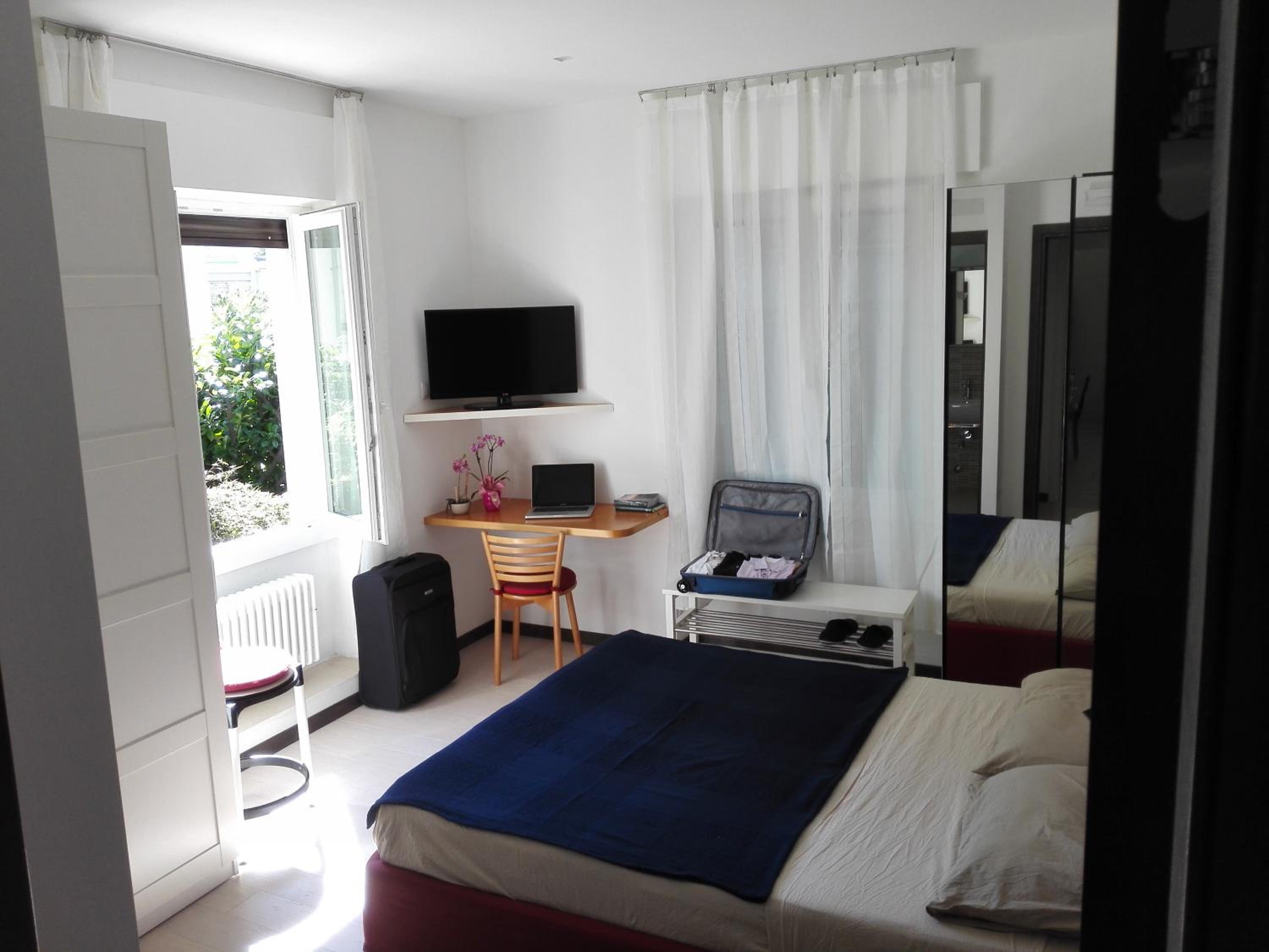 Deluxe Double Room with Shower