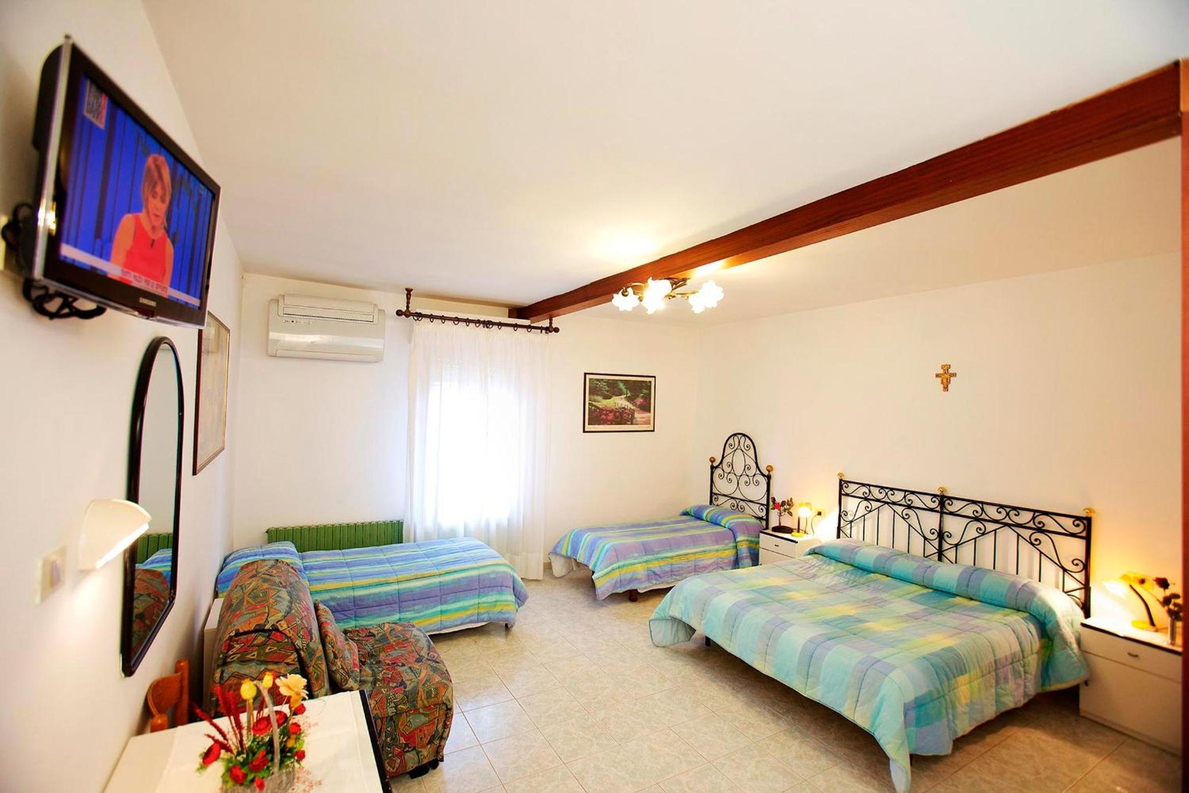 Quadruple Room - Photo 1