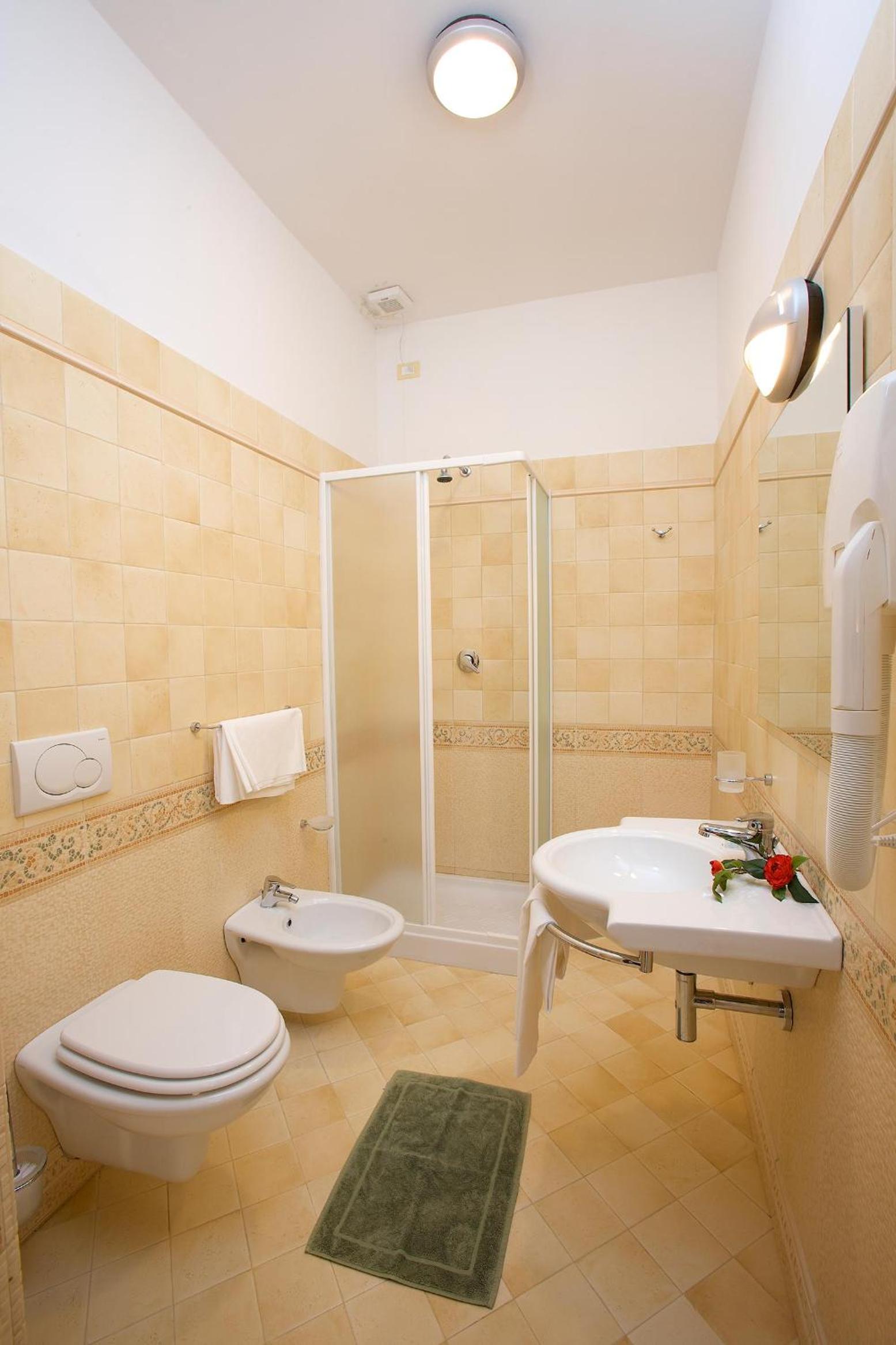 Double Room - Photo 5