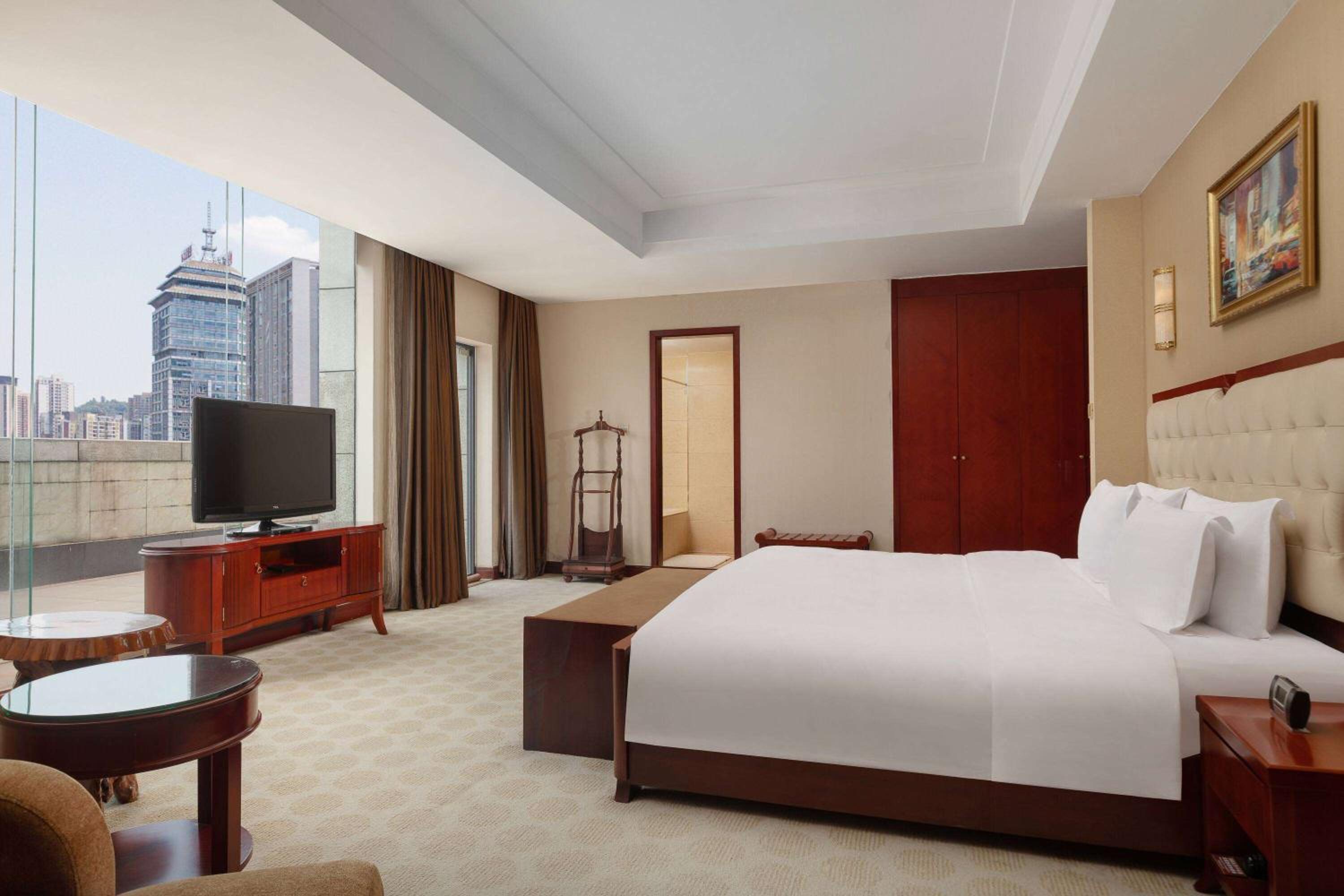Deluxe King Suite - Non-Smoking photo 1