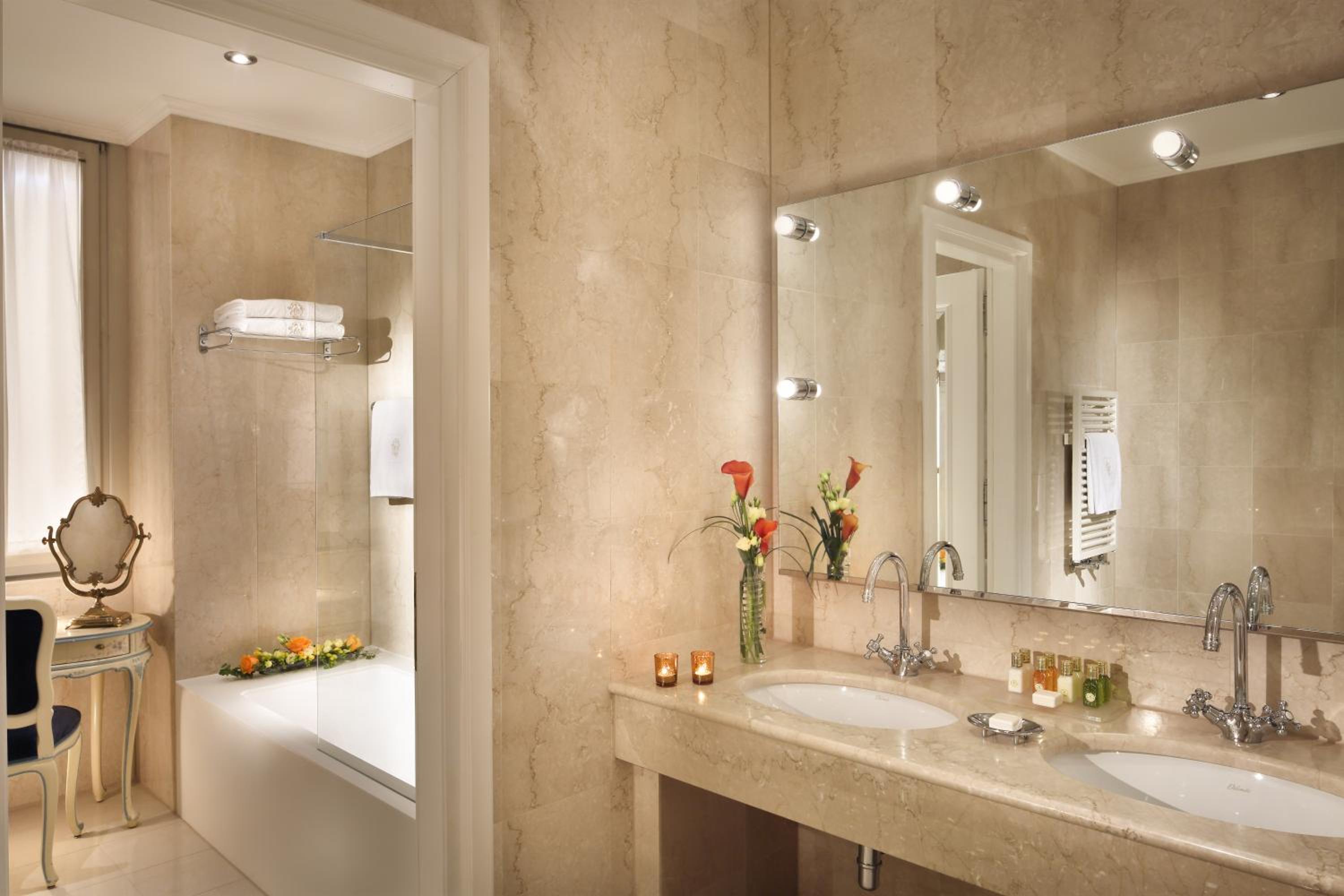 Junior Suite Palace with Lake View - Photo 3