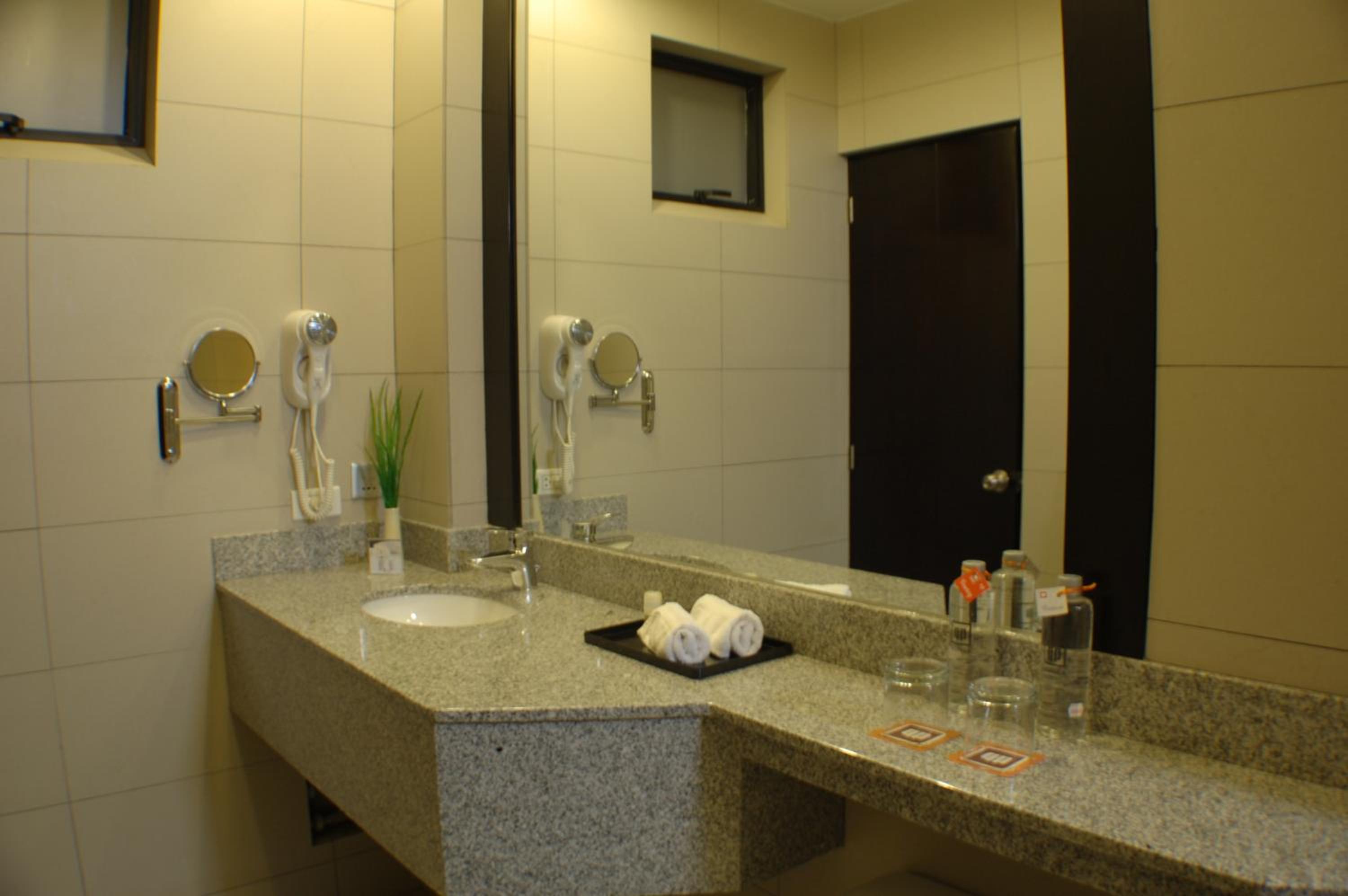 Deluxe Queen Suite - Photo 4