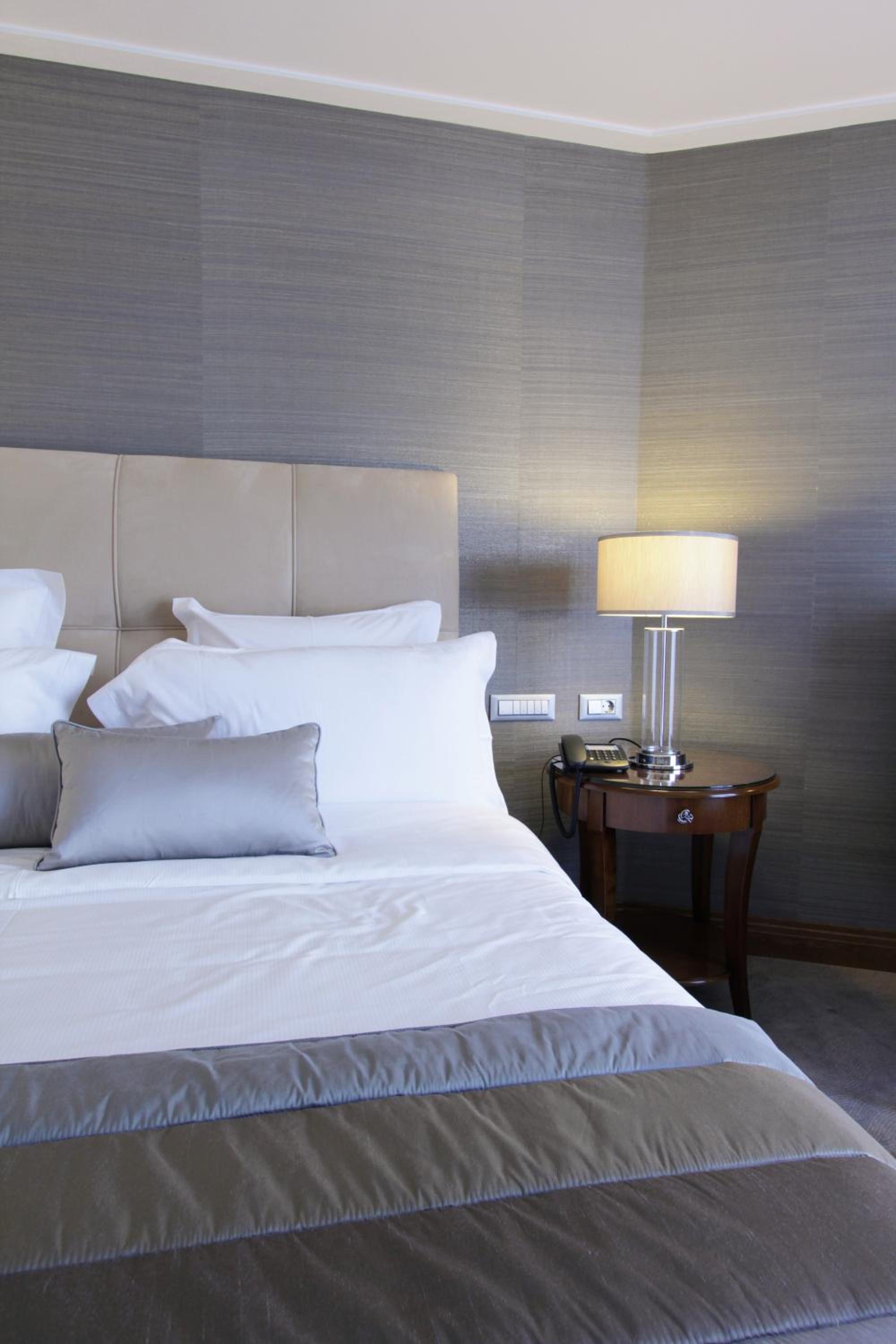 Superior Double Room with Partial Lake View photo 2
