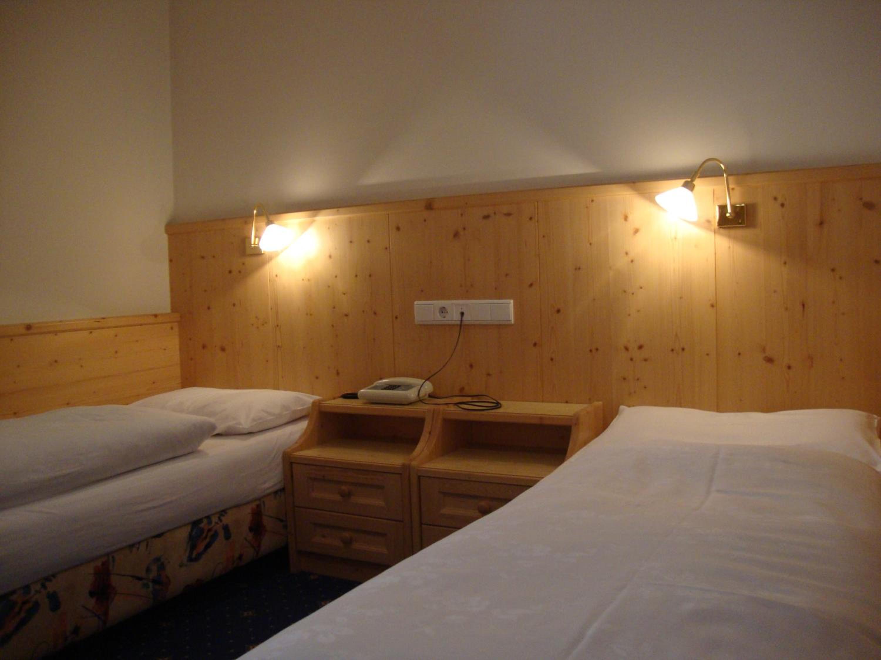 Economy Twin Room photo 3