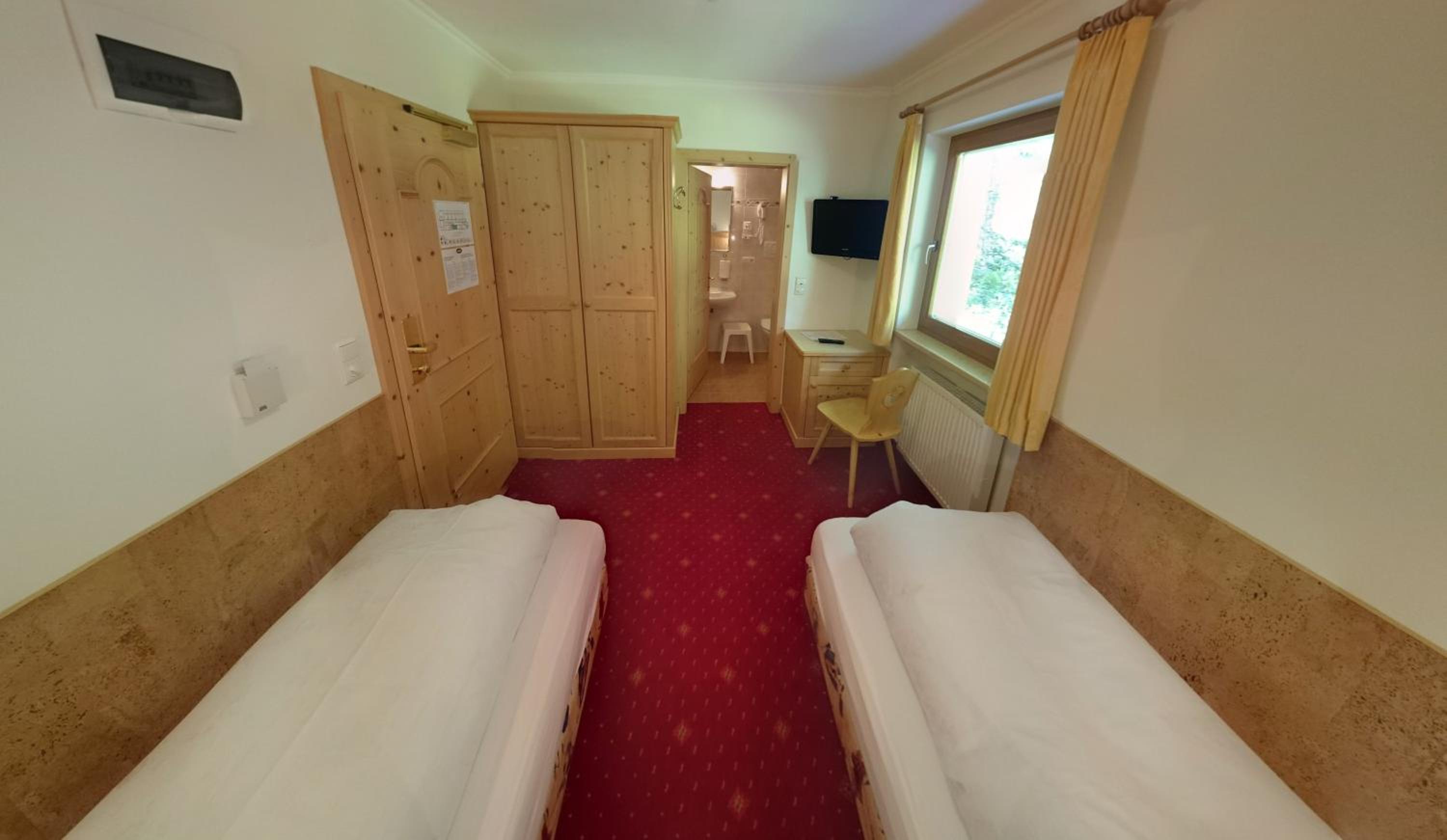 Economy Twin Room photo 2
