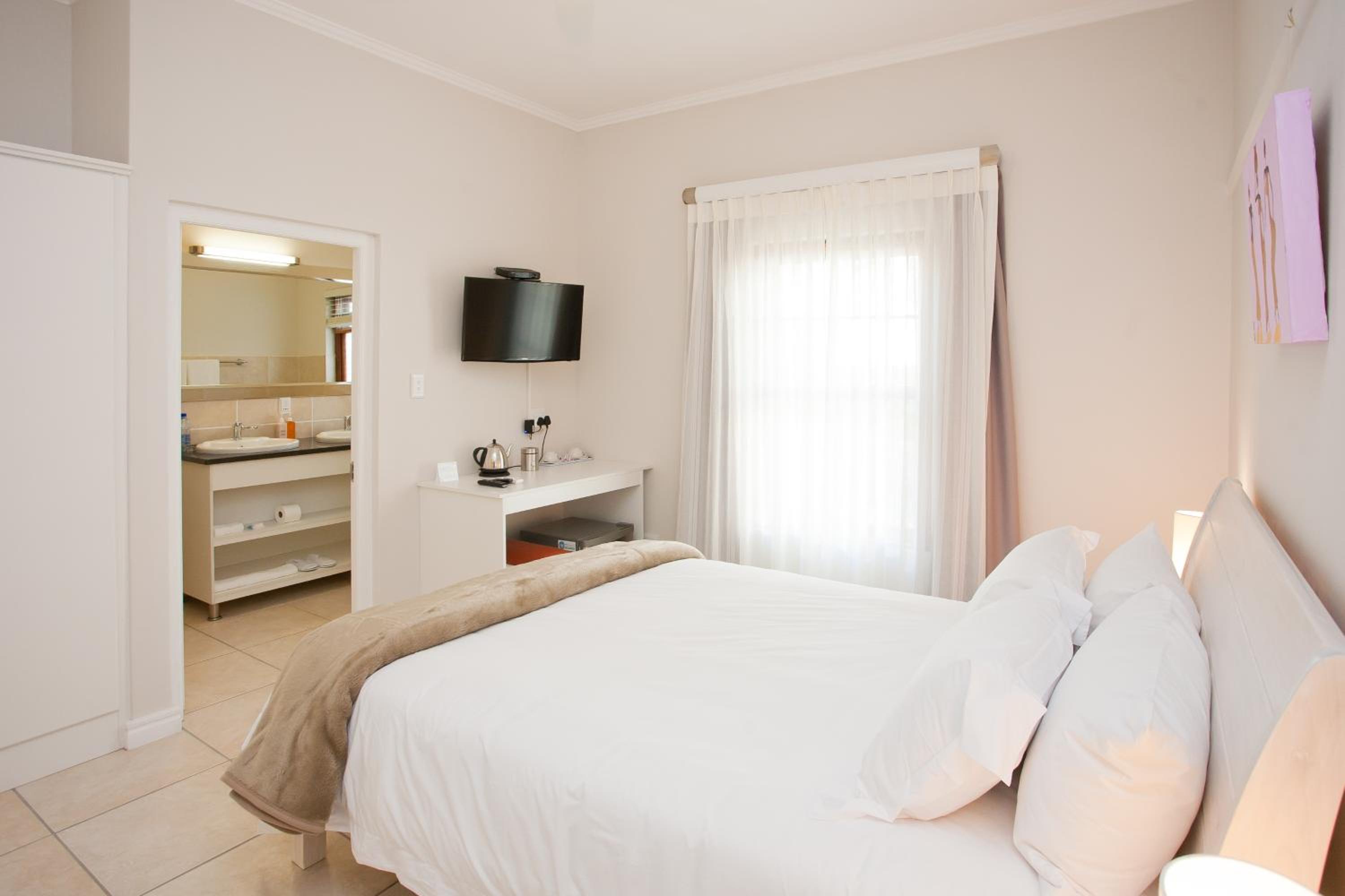 Standard Queen Room photo 3