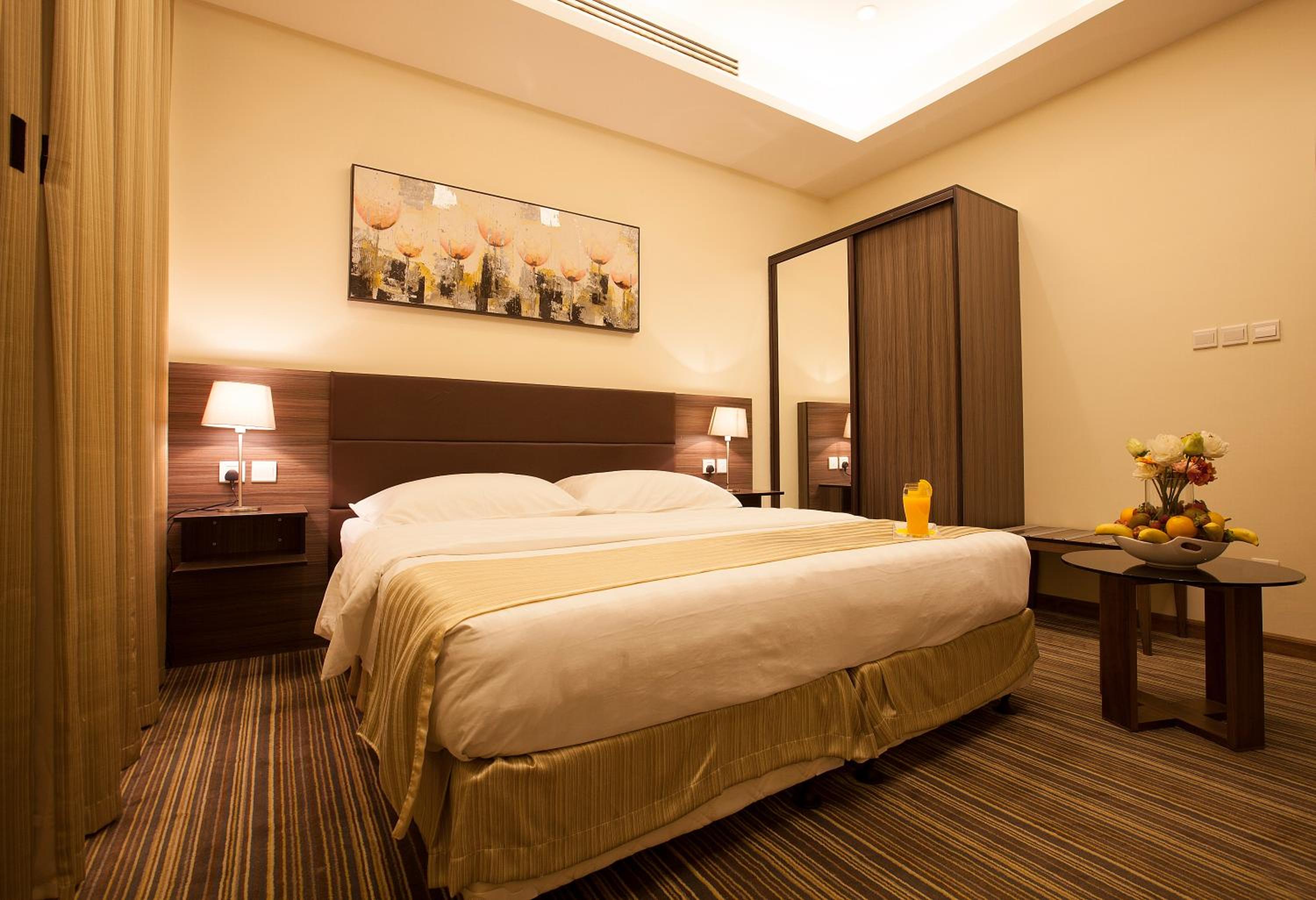 Deluxe King Suite photo 1