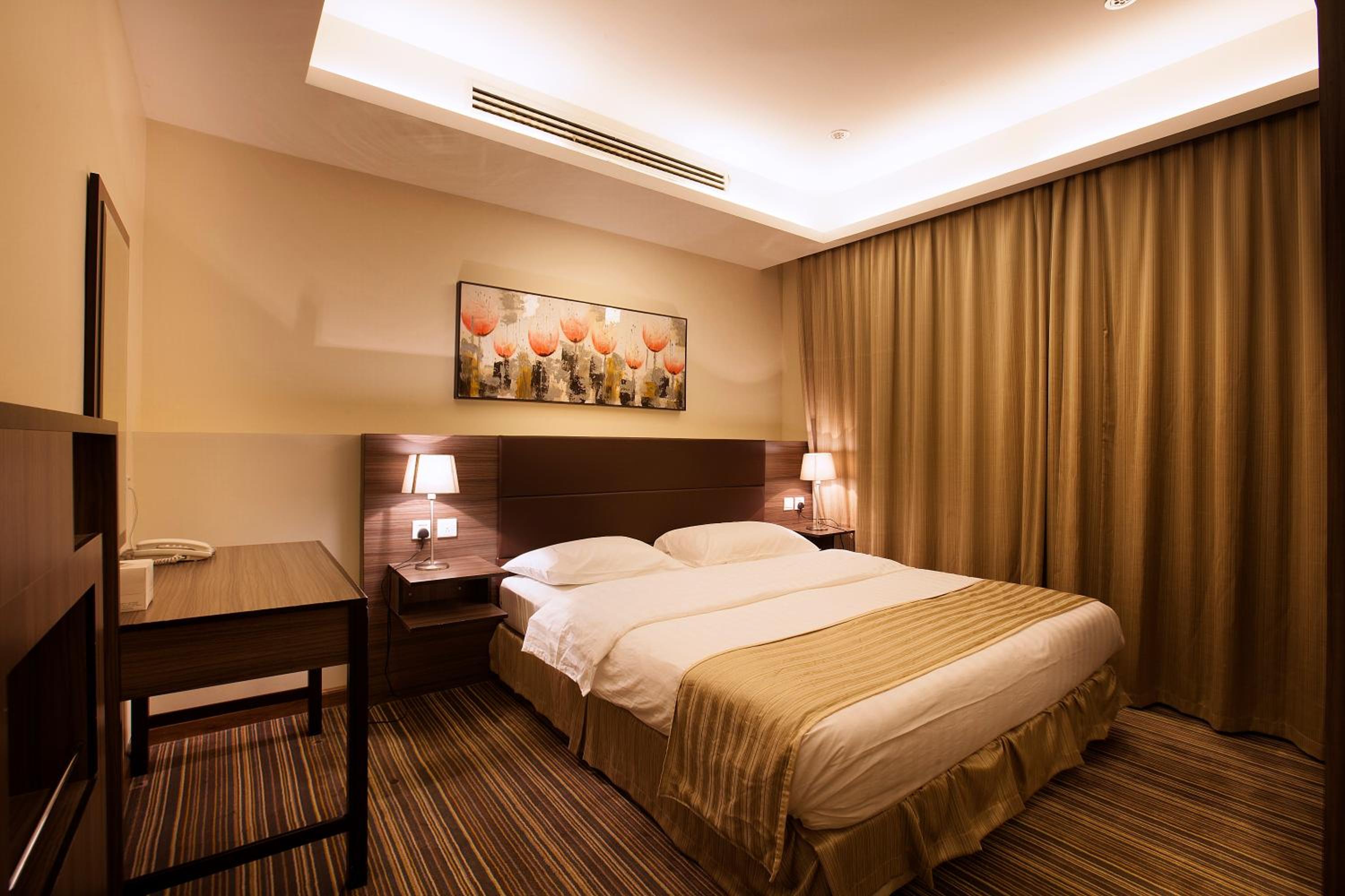 Deluxe King Suite photo 3