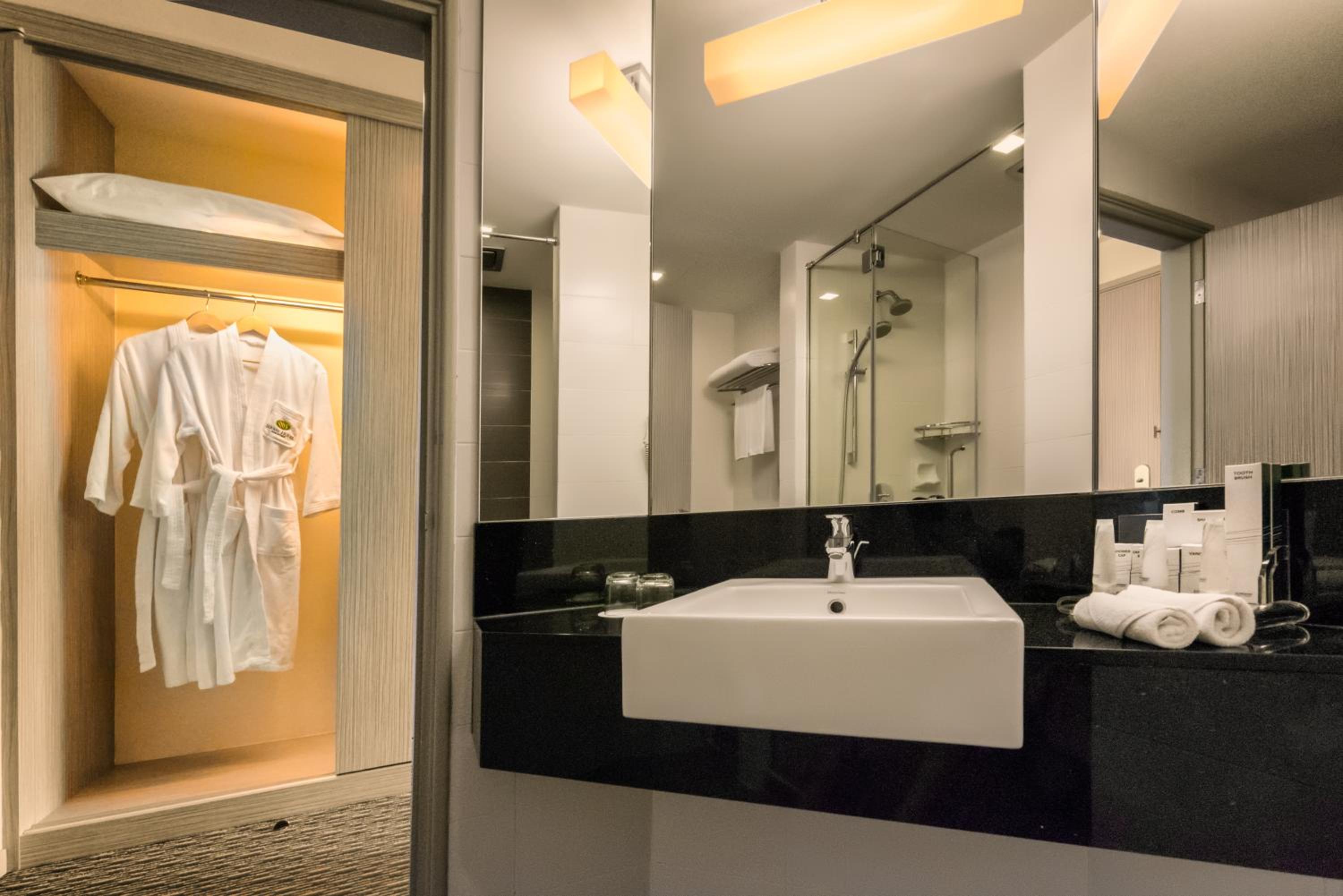 Deluxe King Room - Photo 6