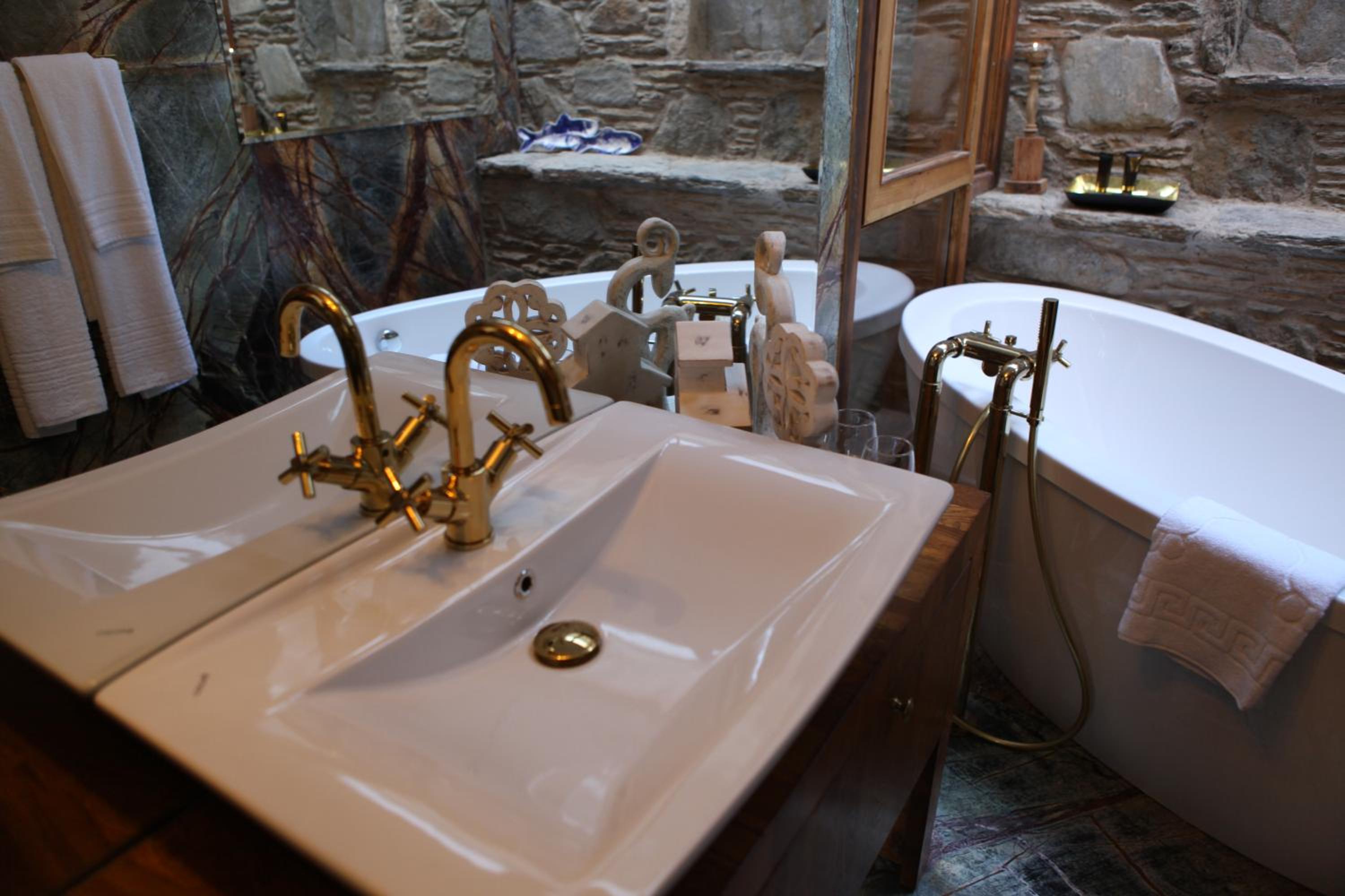Deluxe Double Room with Bath - Photo 12
