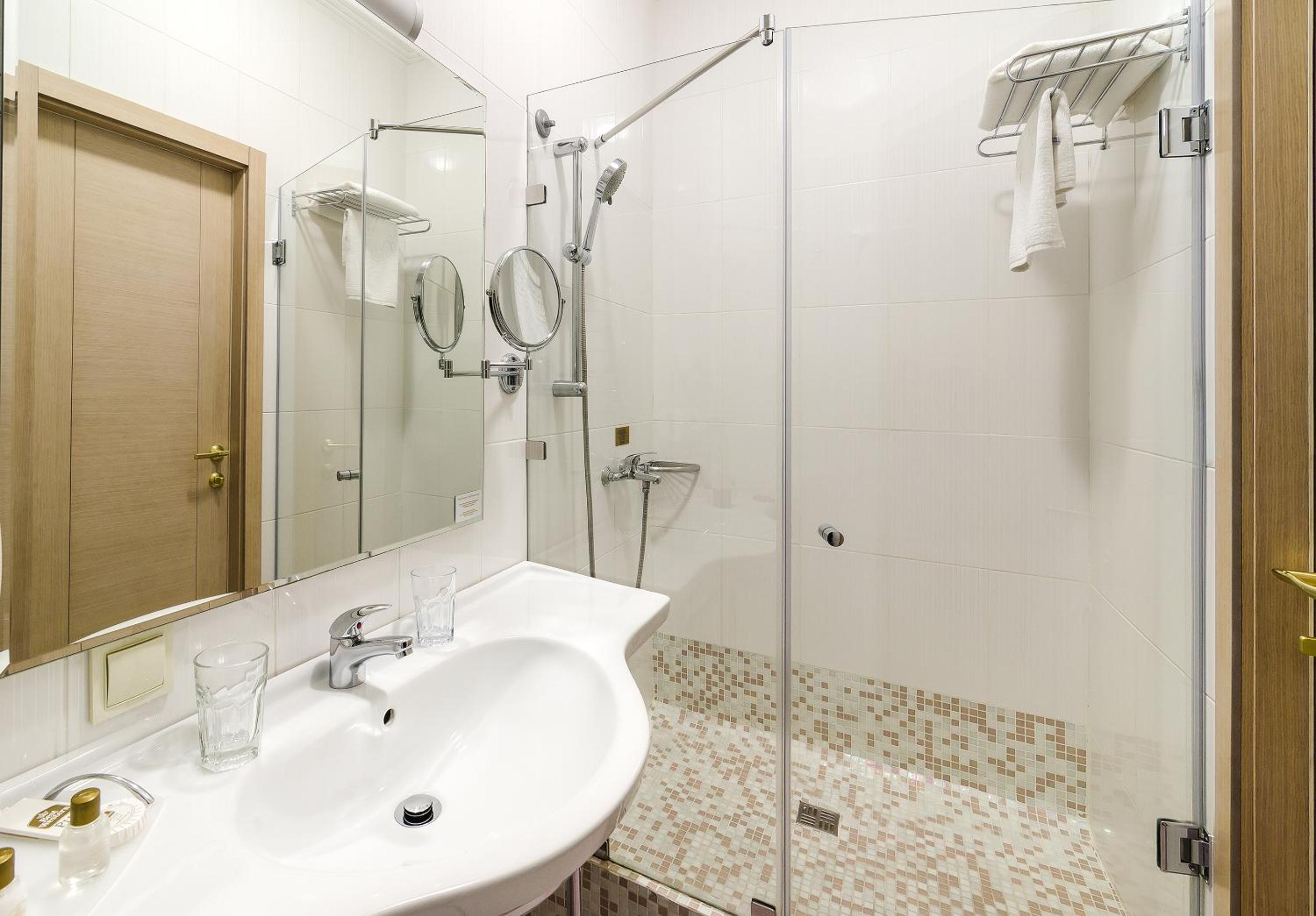 Double Room with Two Single Beds and Balcony - Non-Smoking photo 2