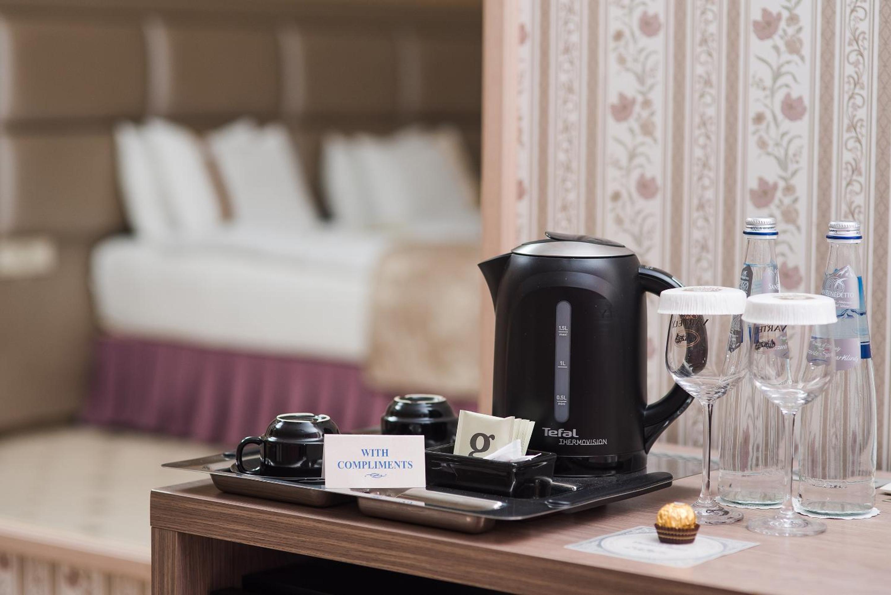 Suite with King Bed and Balcony - Non-Smoking photo 3