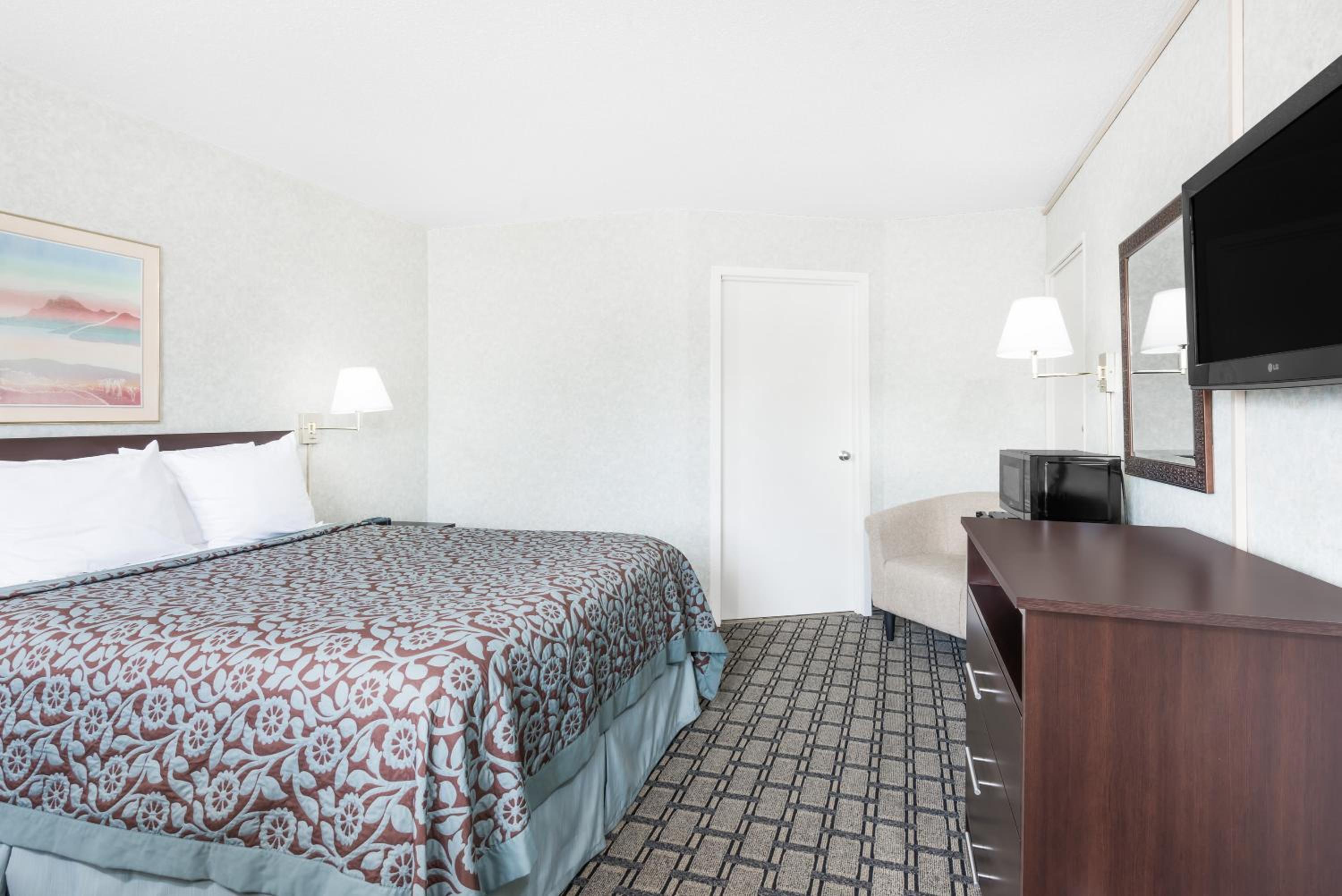 Queen Room - Non-Smoking - Photo 1