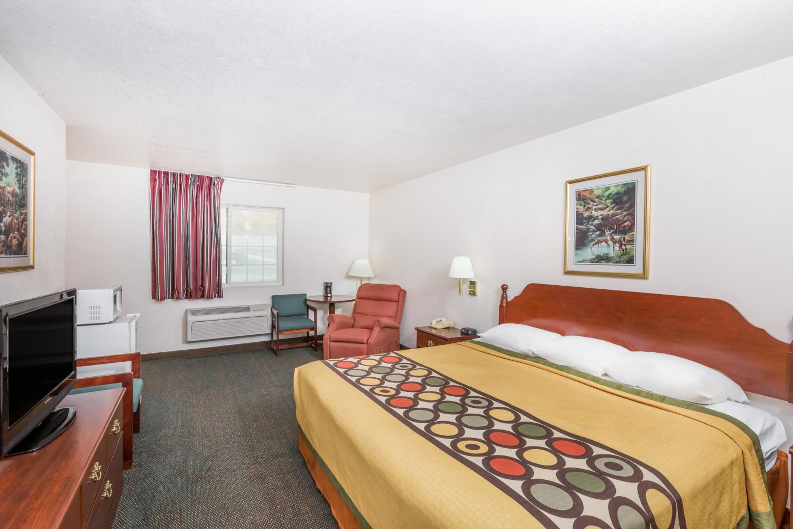 King Room - Non-Smoking - Photo 2