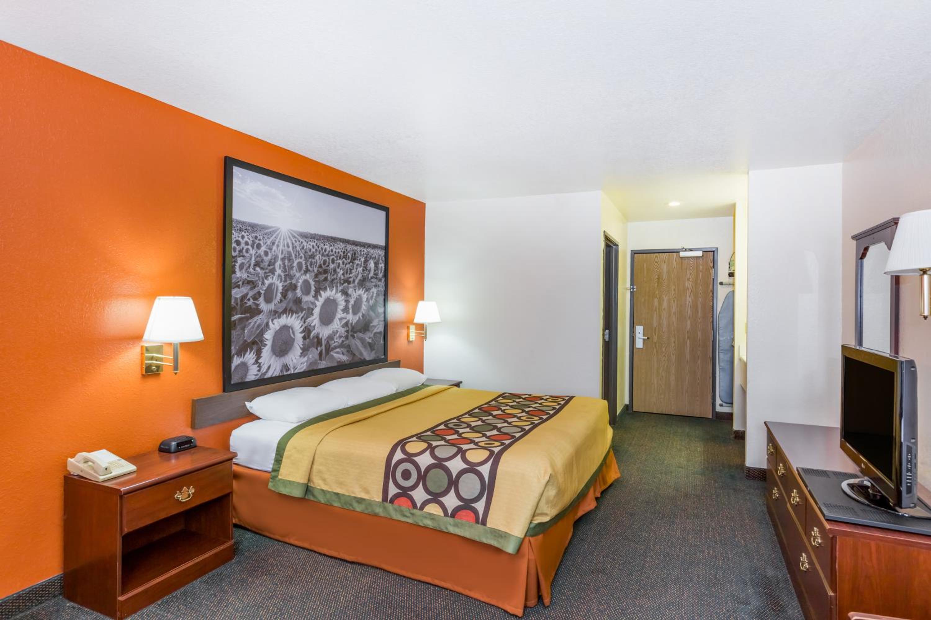 King Room - Non-Smoking - Photo 4