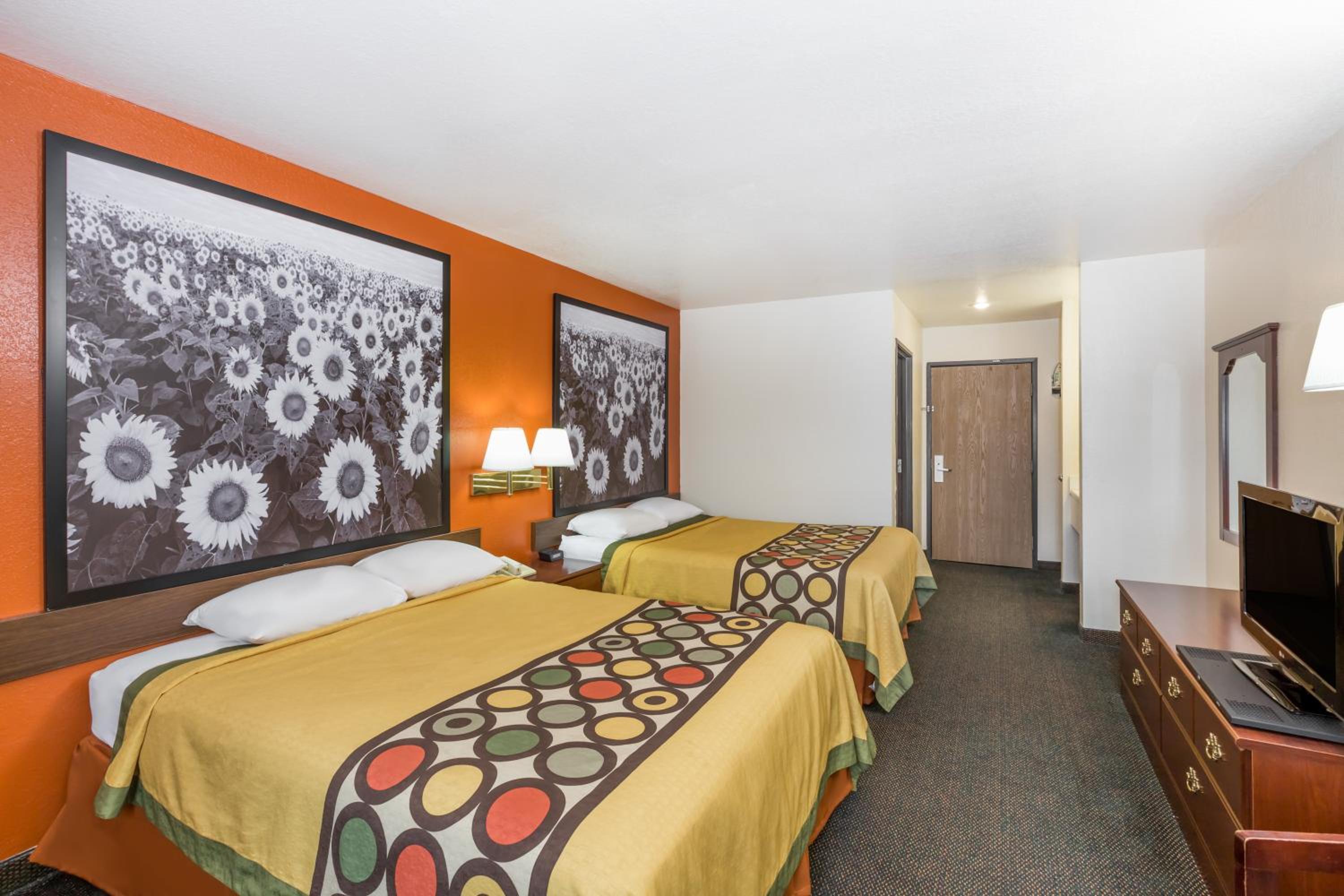 Queen Room with Two Queen Beds - Non-Smoking - Photo 1