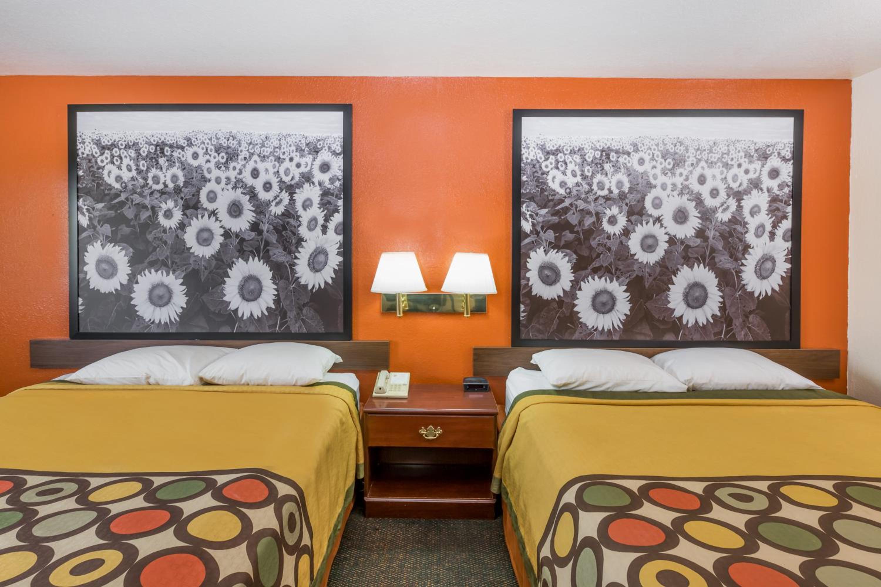 Queen Room with Two Queen Beds - Non-Smoking - Photo 2
