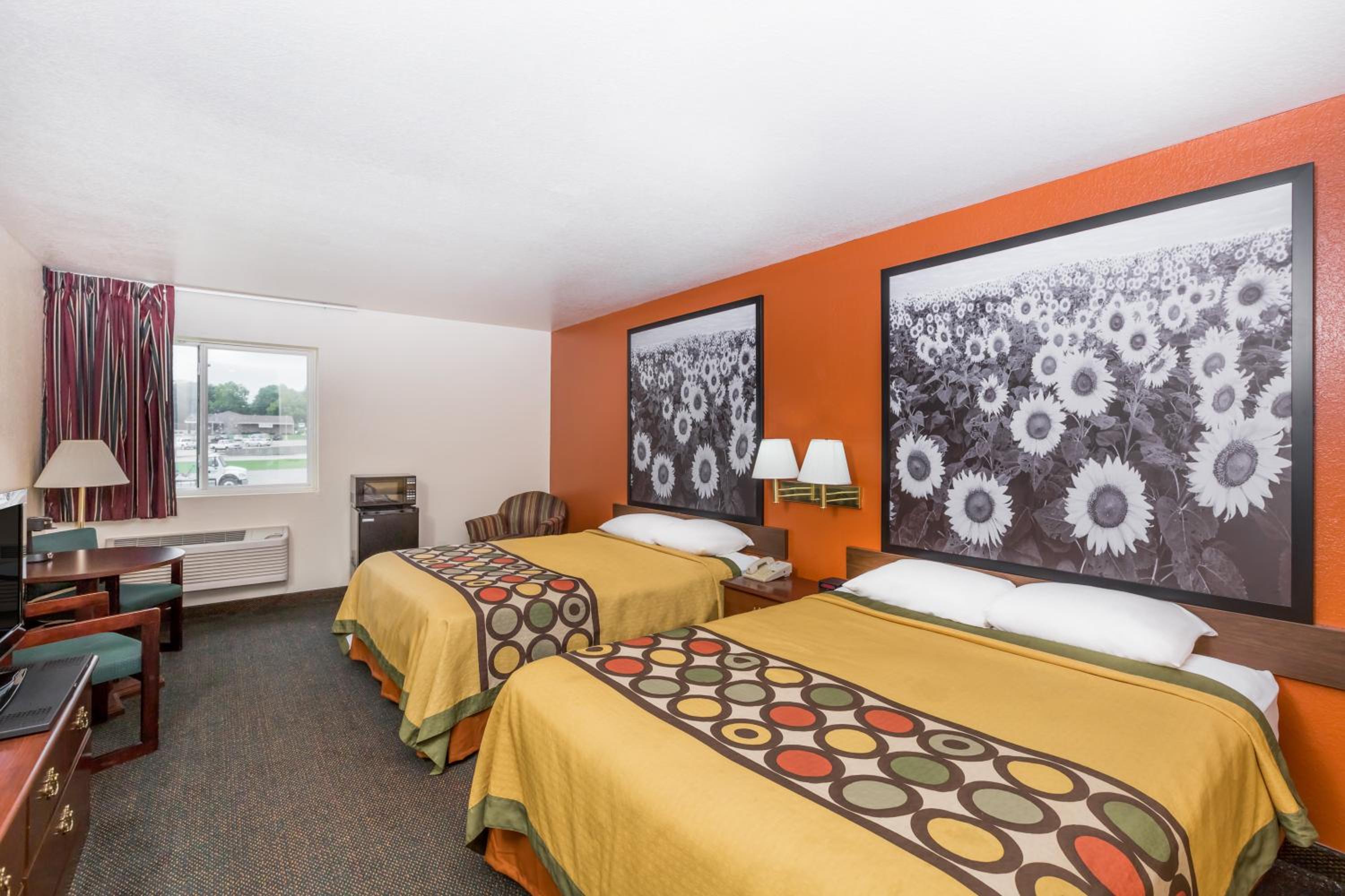 Queen Room with Two Queen Beds - Non-Smoking - Photo 3