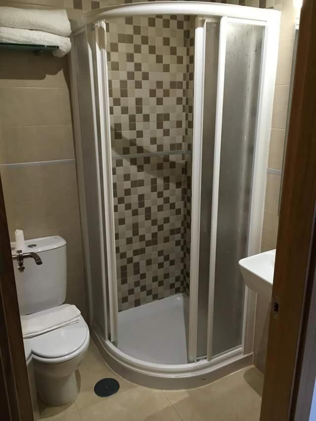 Twin Room with Private Bathroom photo 3