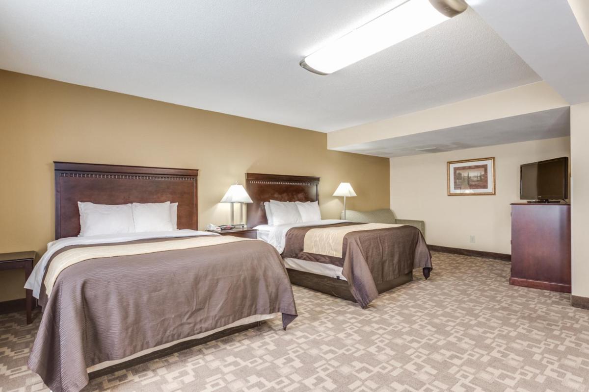 Queen Room with Two Queen Beds - Non-Smoking - Photo 3