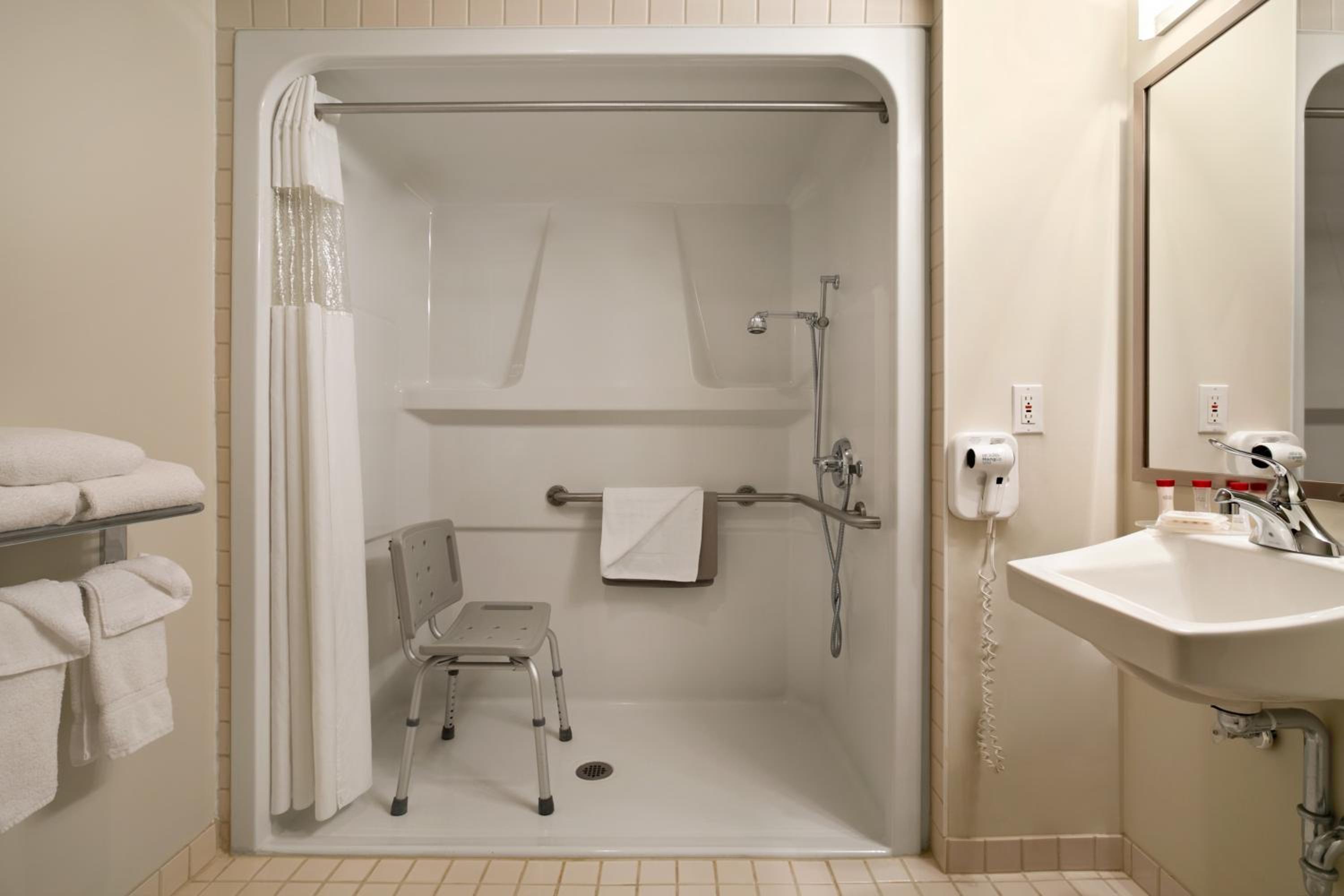 Queen Room - Mobility Access - Photo 7