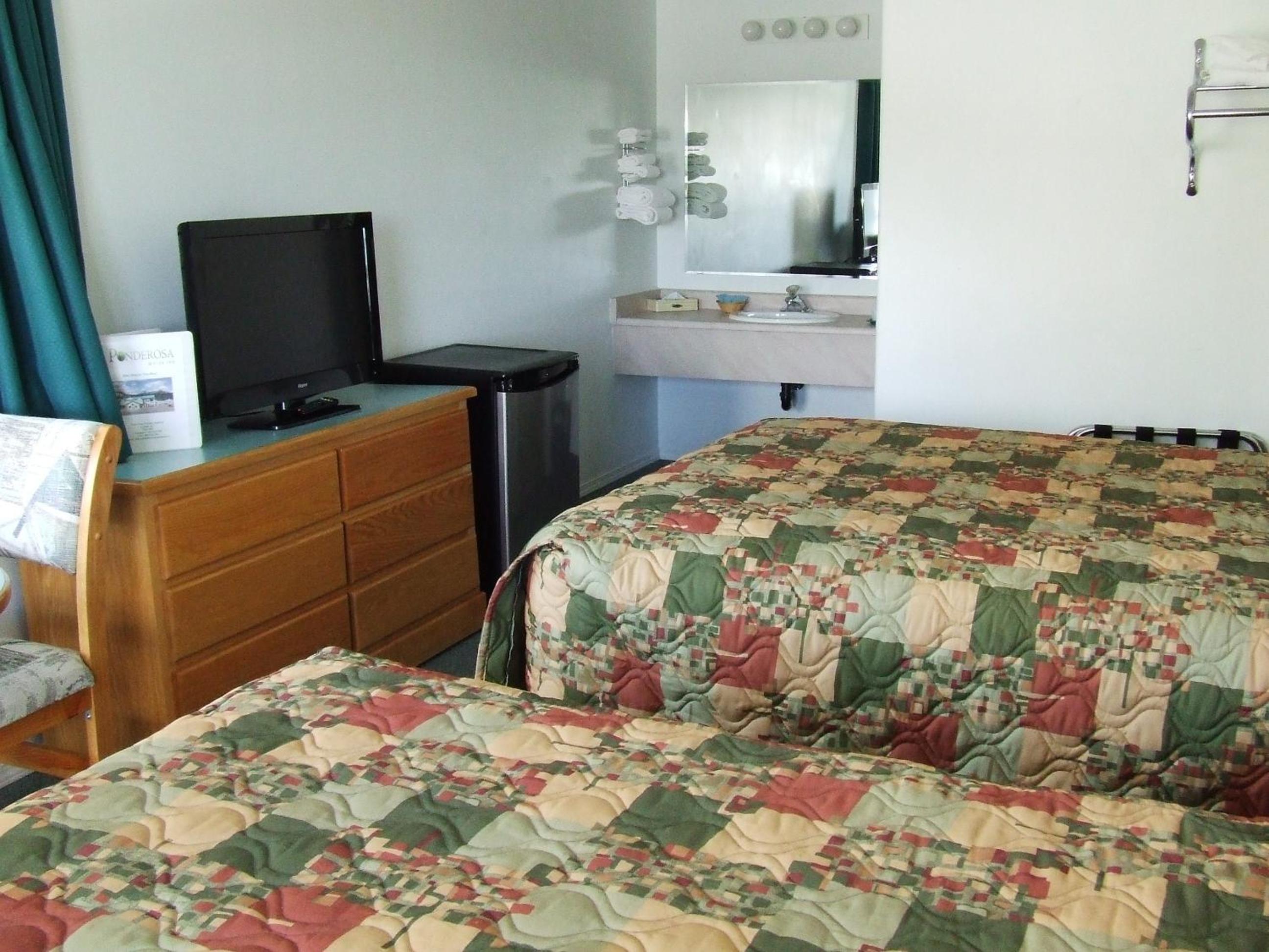 Queen Room with Two Queen Beds photo 1