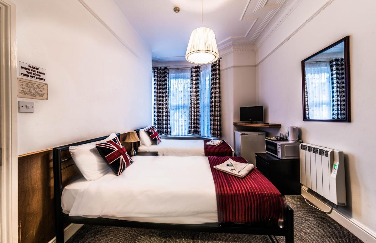 Twin Room with Private Bathroom photo 3
