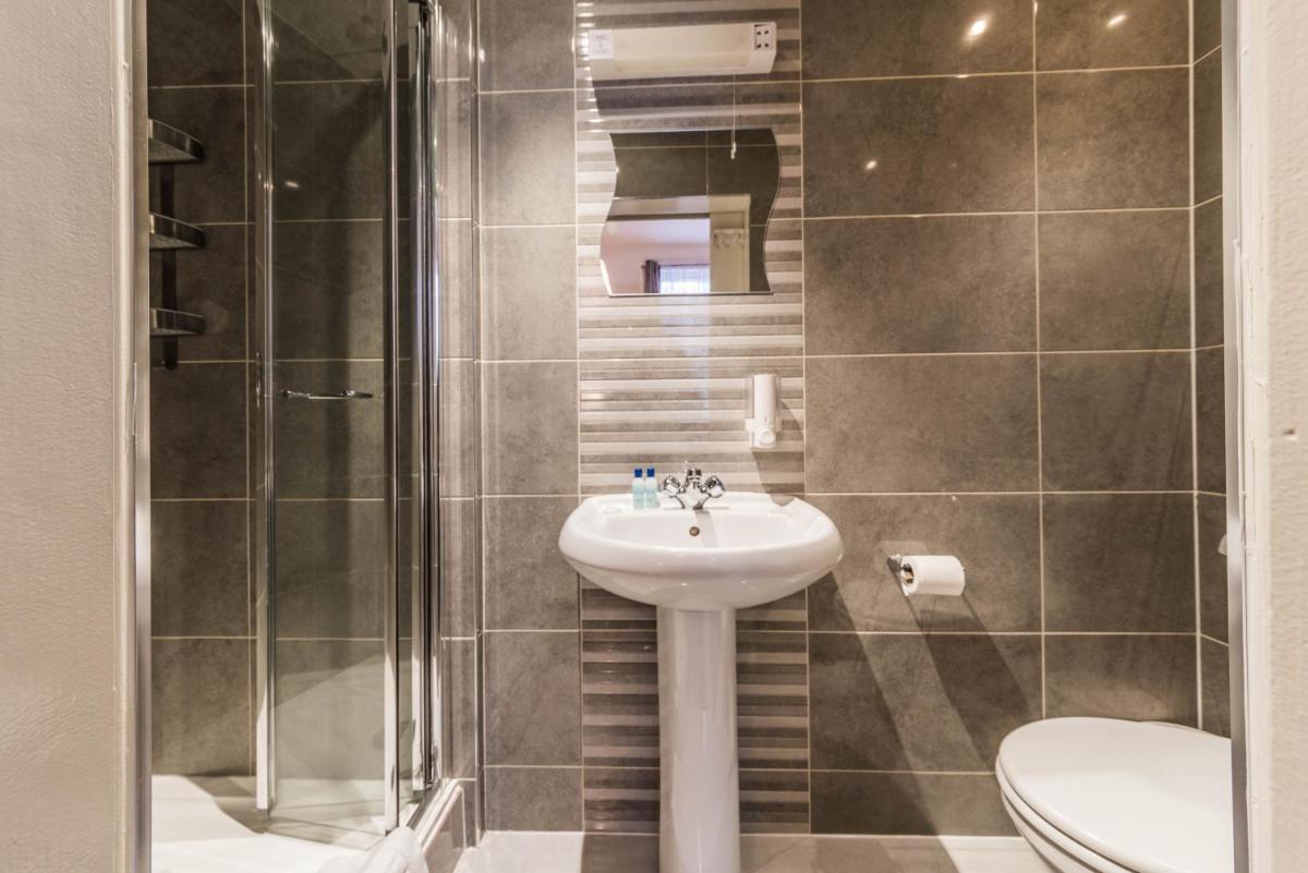 Twin Room with Private Bathroom photo 2