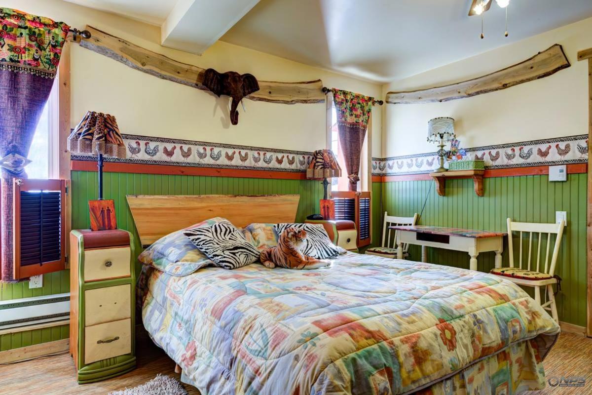 Triple Room with 1 Double Bed and 2 Single Bed with Private Bathroom photo 1