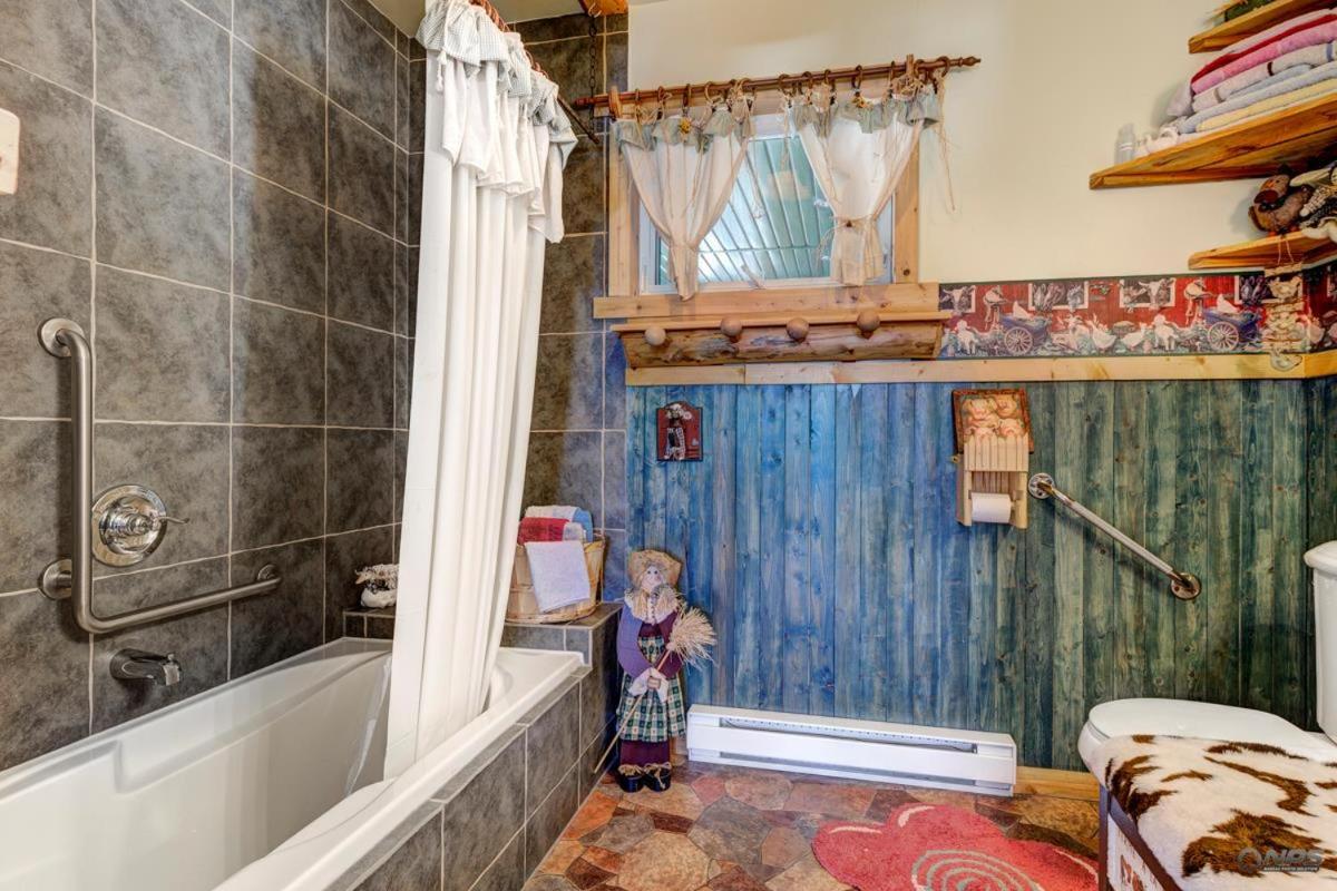 Double Room with Two Single Beds with Private Bathroom photo 3